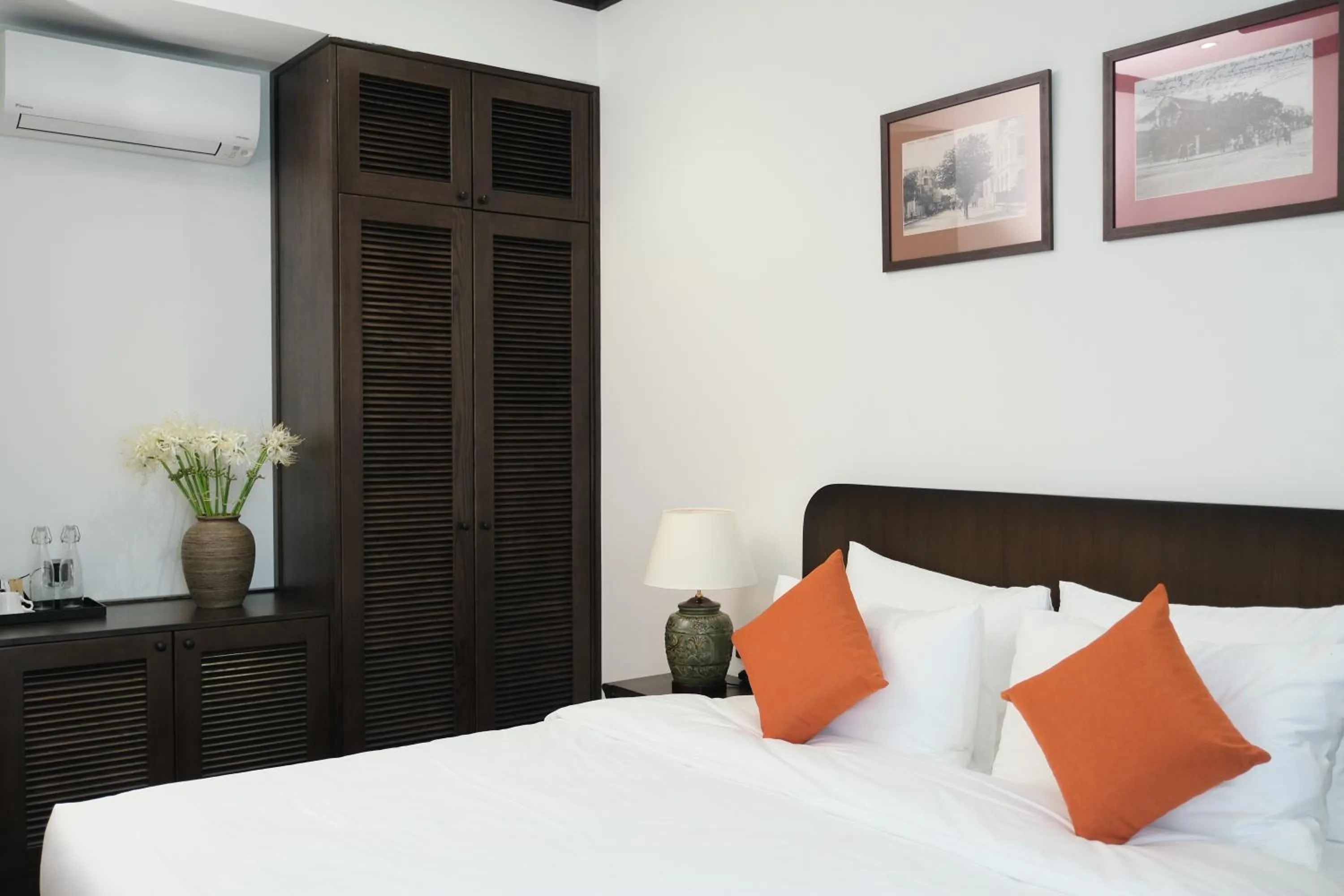 Bed in Paul Chabot Hotel