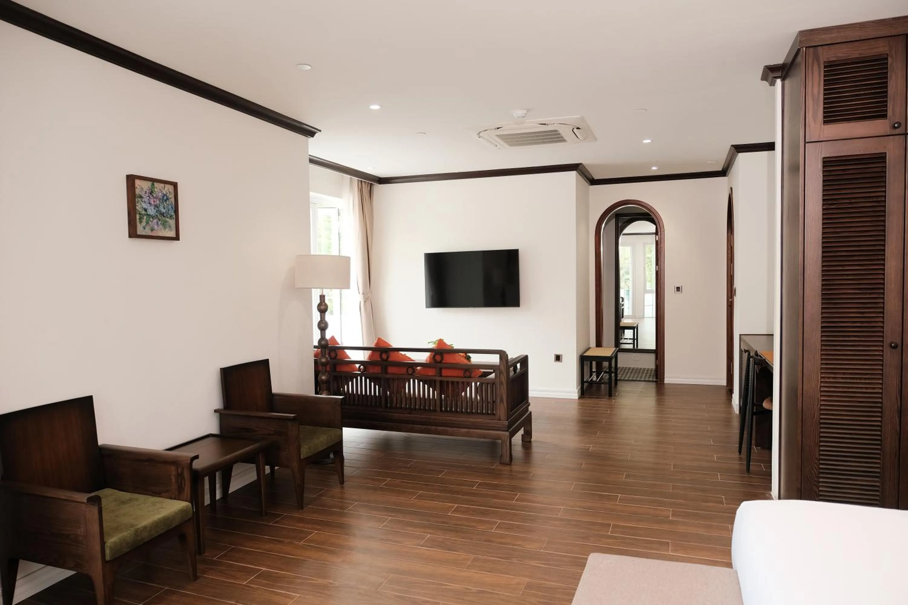 Photo of the whole room in Paul Chabot Hotel