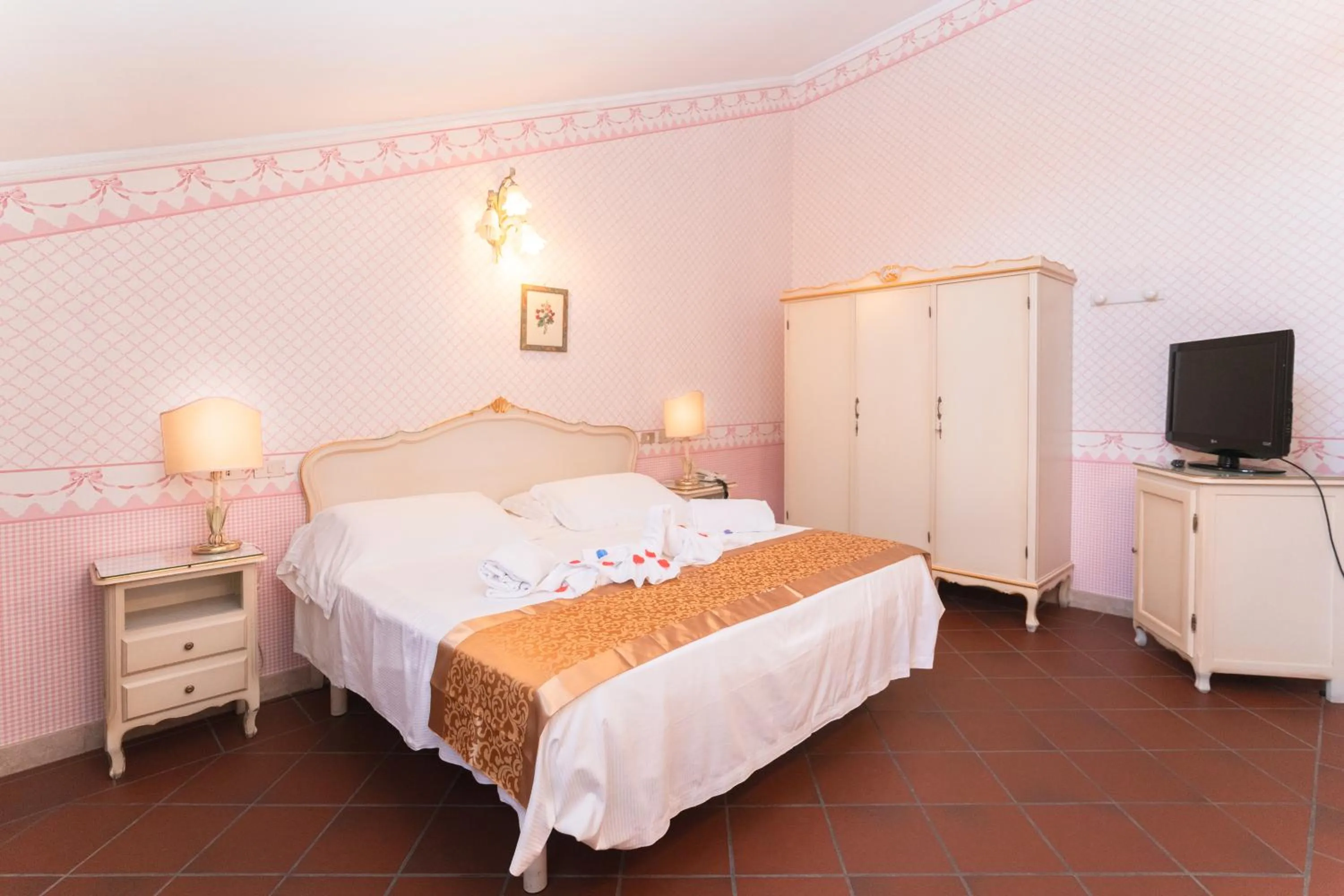 TV and multimedia, Bed in Hotel & SPA Duchessa Isabella Collection by GSA Hotels