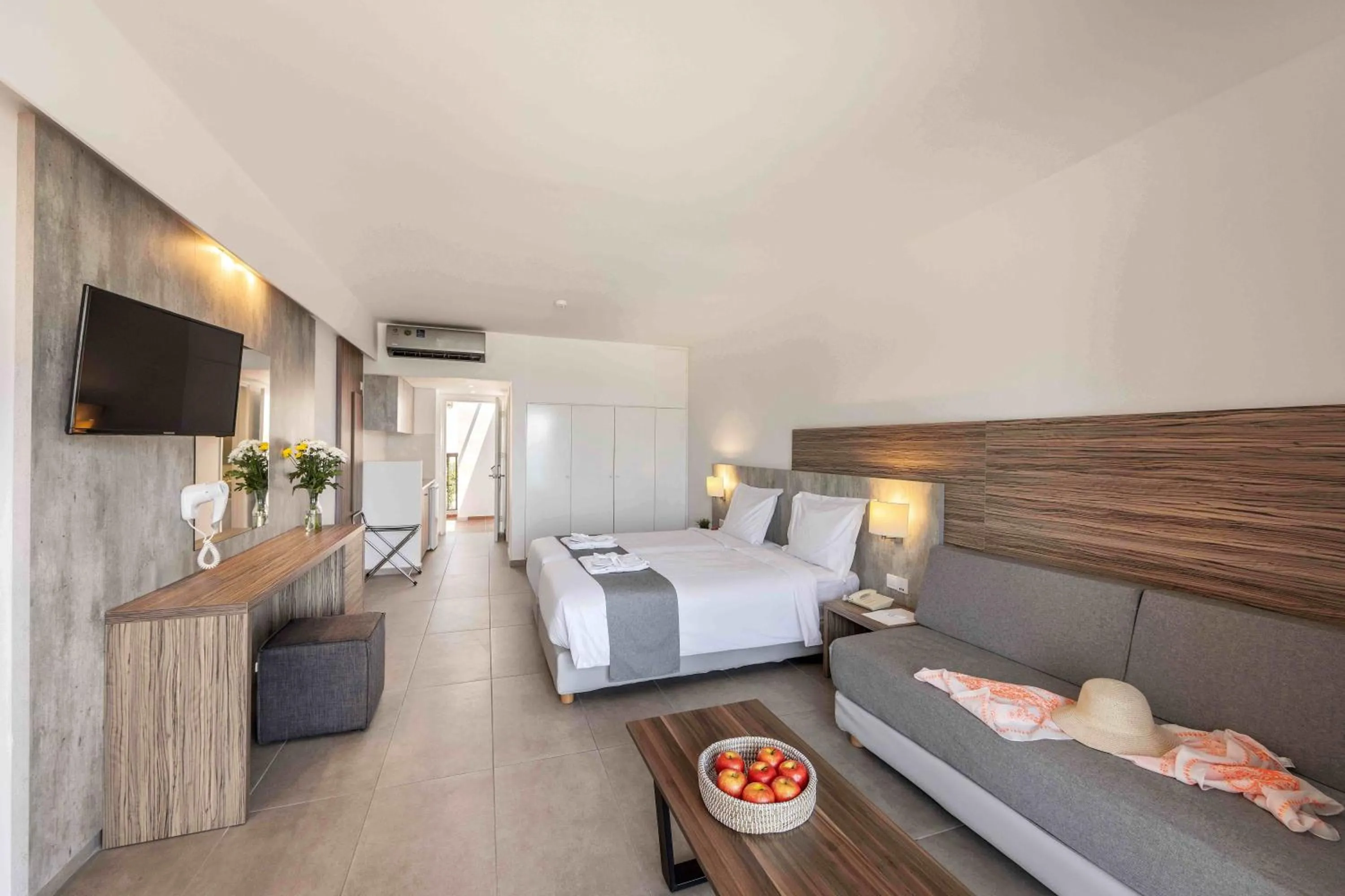 Photo of the whole room, Bed in Kapetanios Aqua Resort