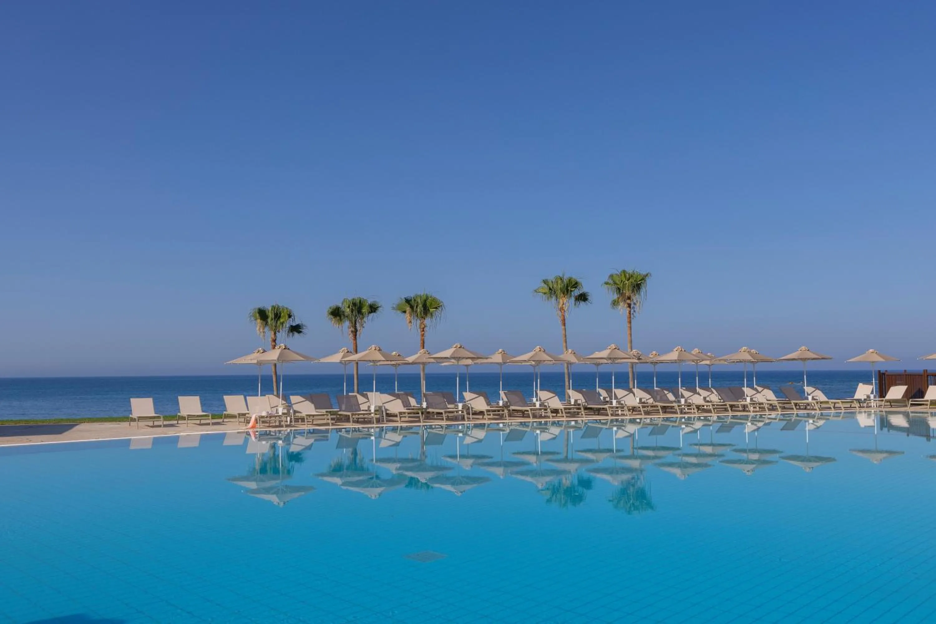 Swimming pool in Kapetanios Aqua Resort