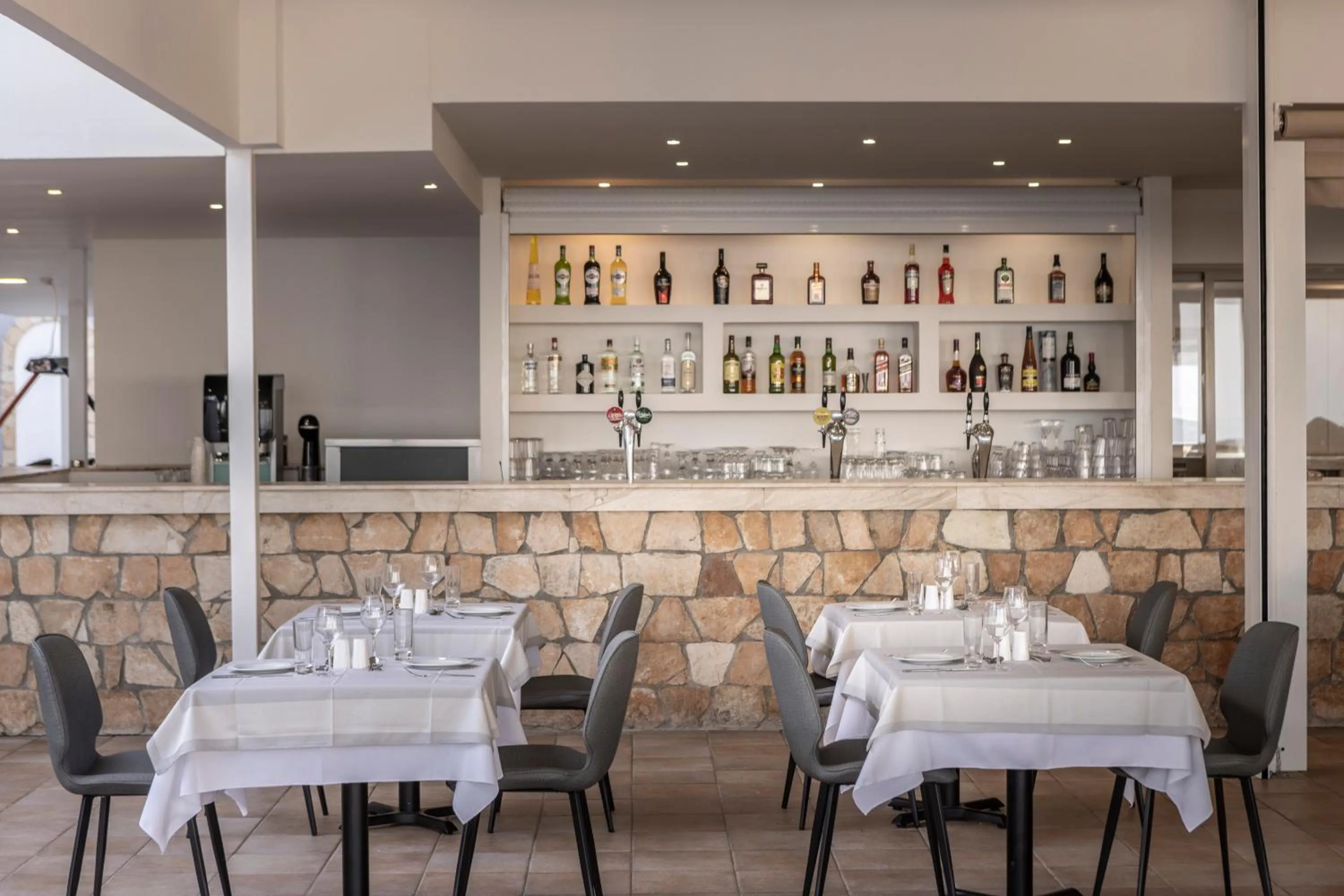 Restaurant/places to eat in Kapetanios Aqua Resort