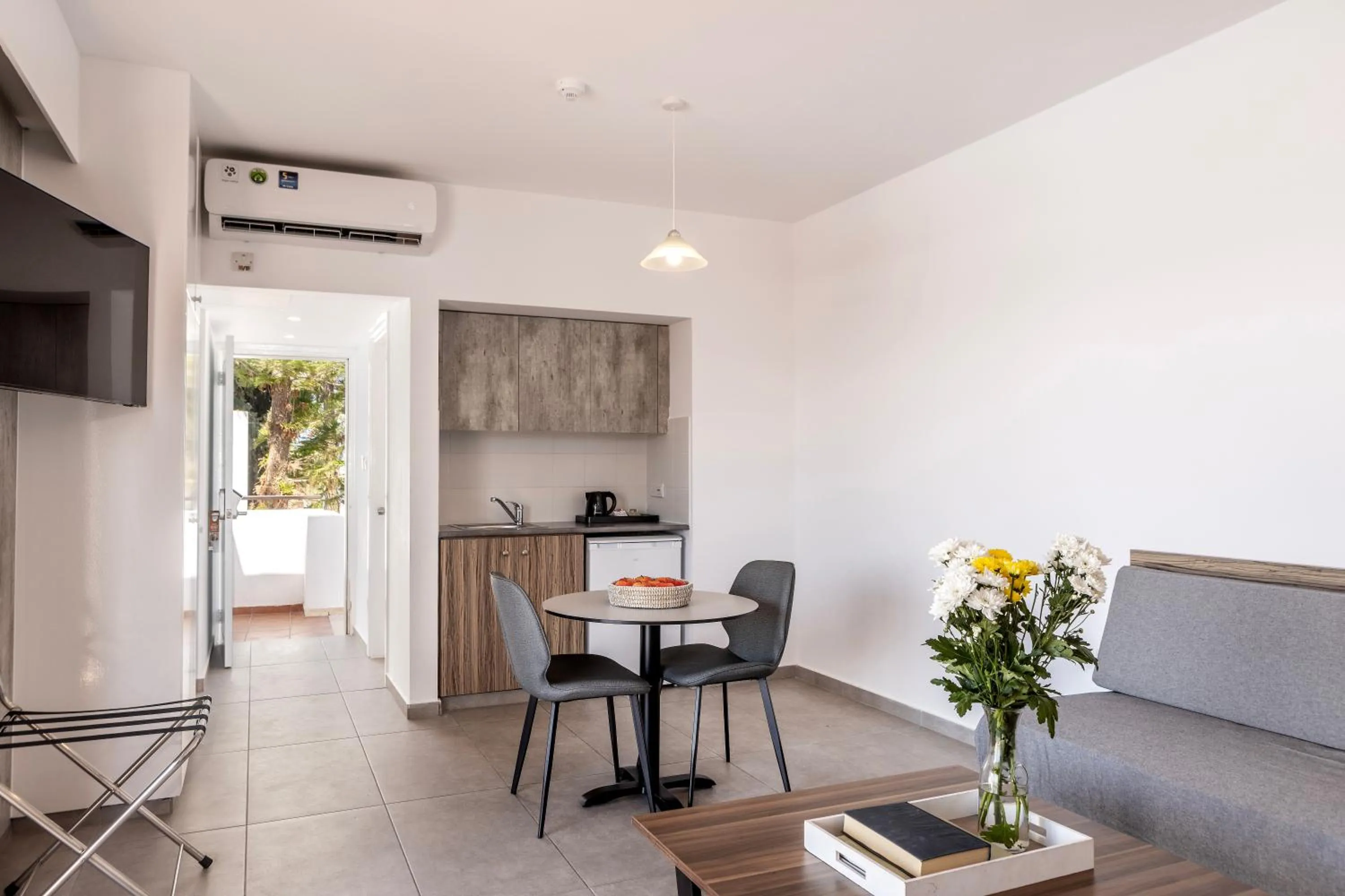 Communal lounge/ TV room in Kapetanios Aqua Resort