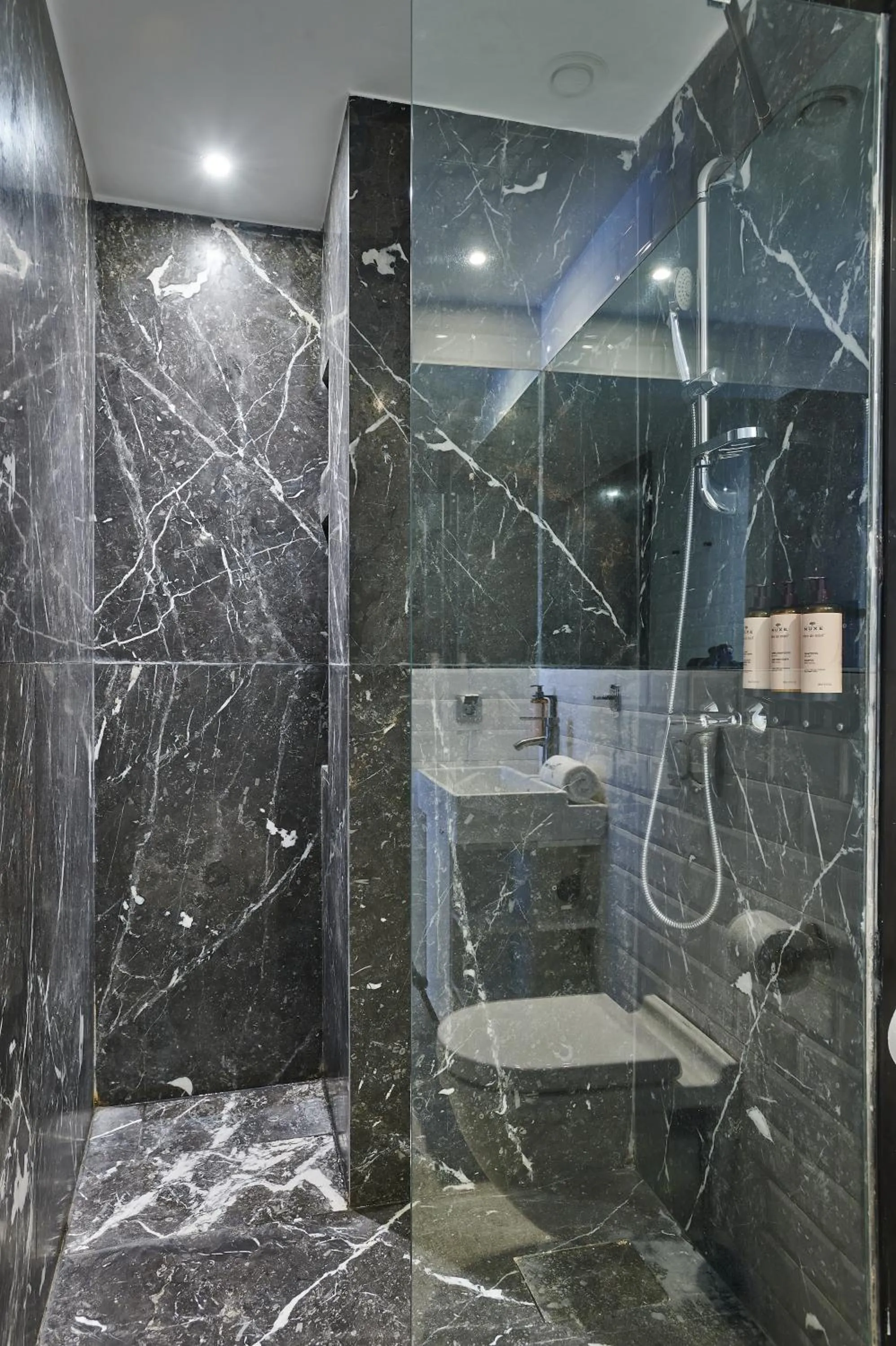 Shower in Stayhere Casablanca - Gauthier 3 - Urban Residence