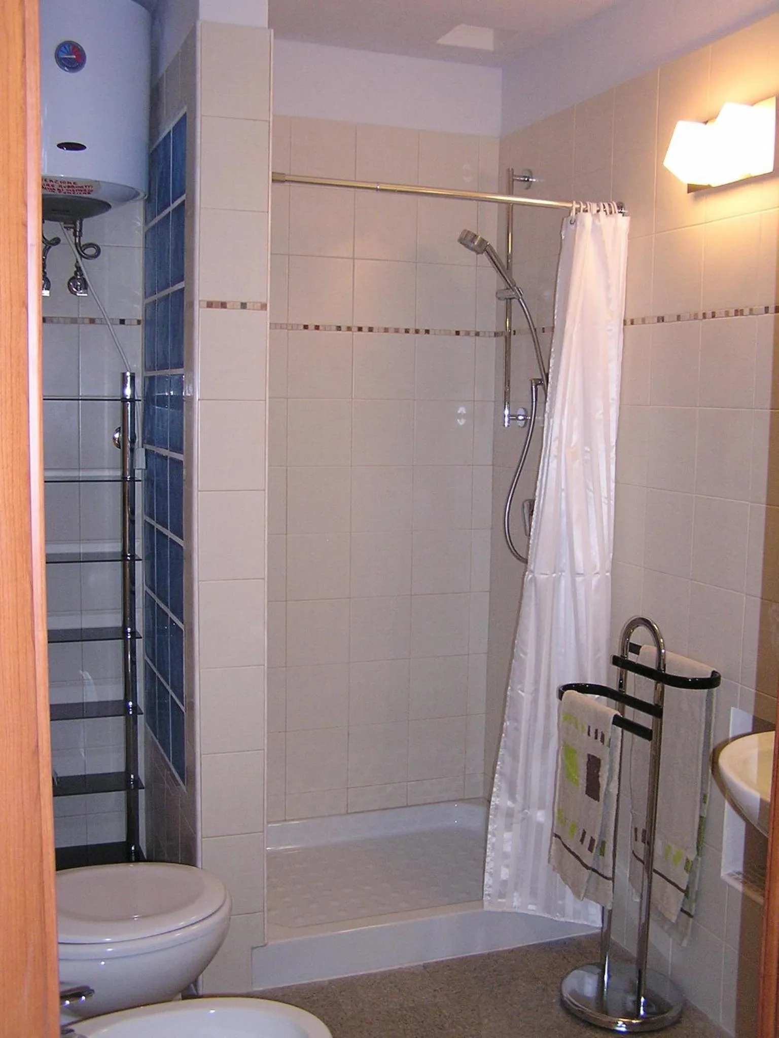 Shower in Art Transparent B&B