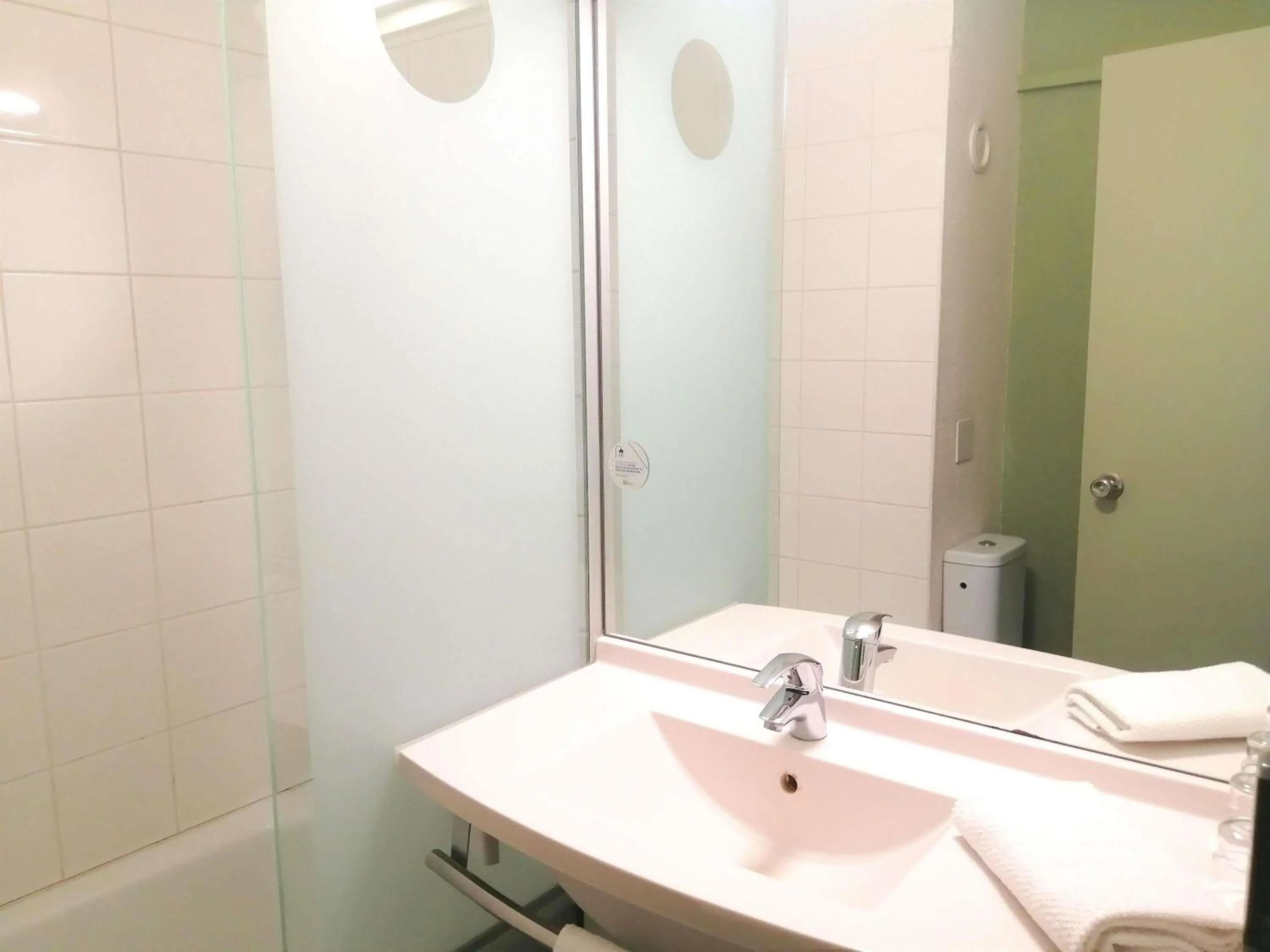 Bedroom in ibis budget Poitiers Sud