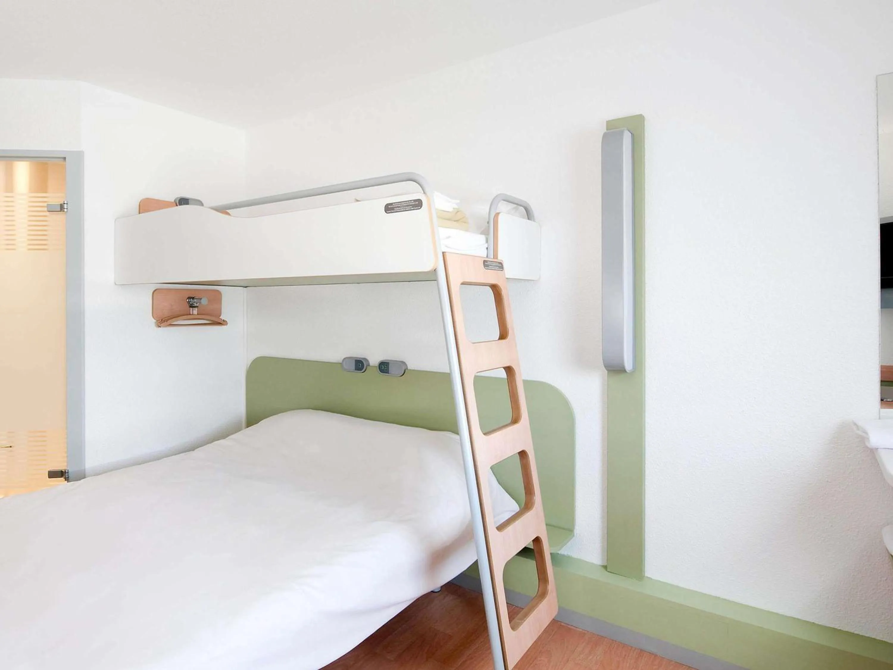 Bedroom, Bed in ibis budget Poitiers Sud