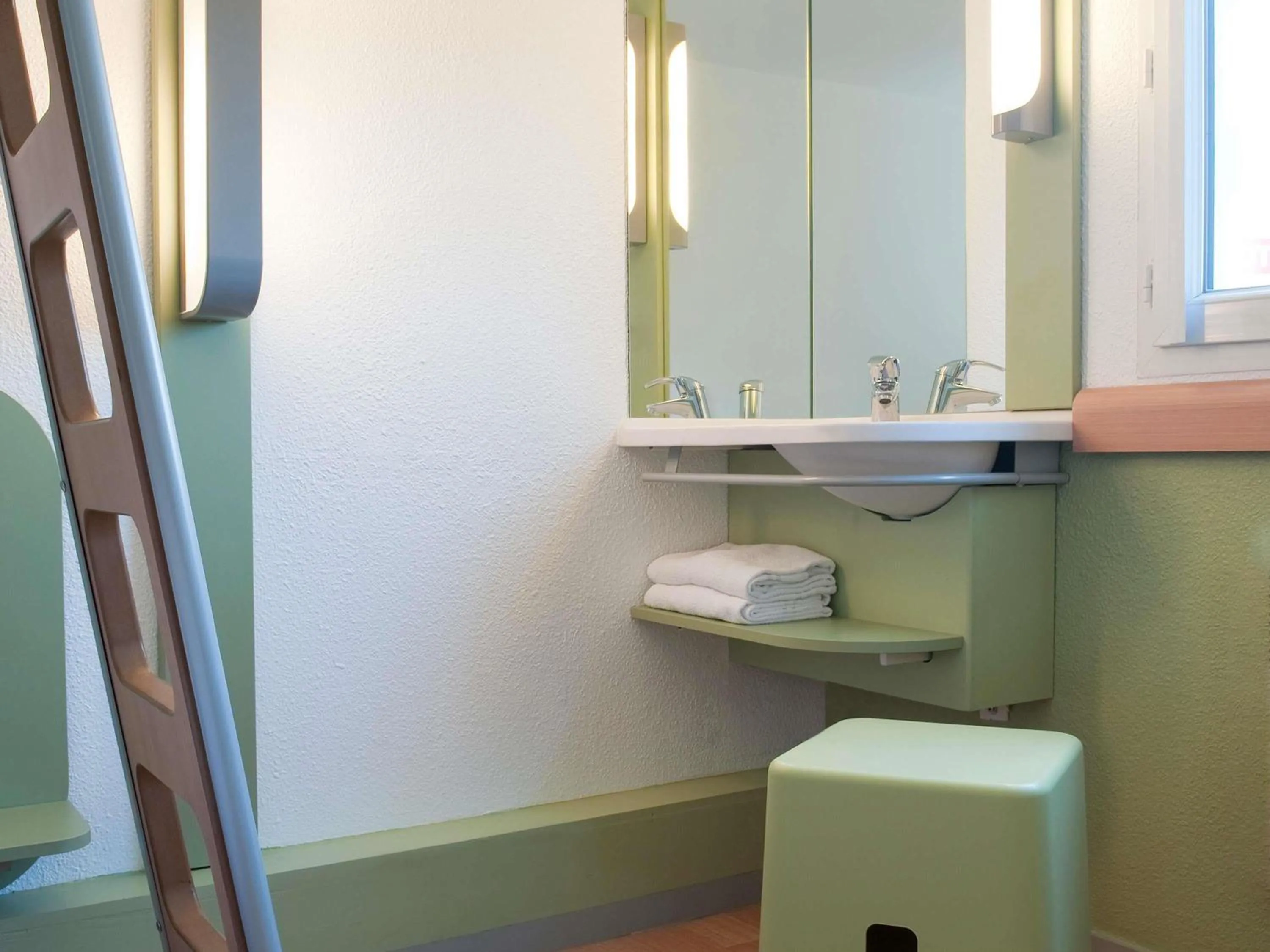 Bedroom in ibis budget Poitiers Sud