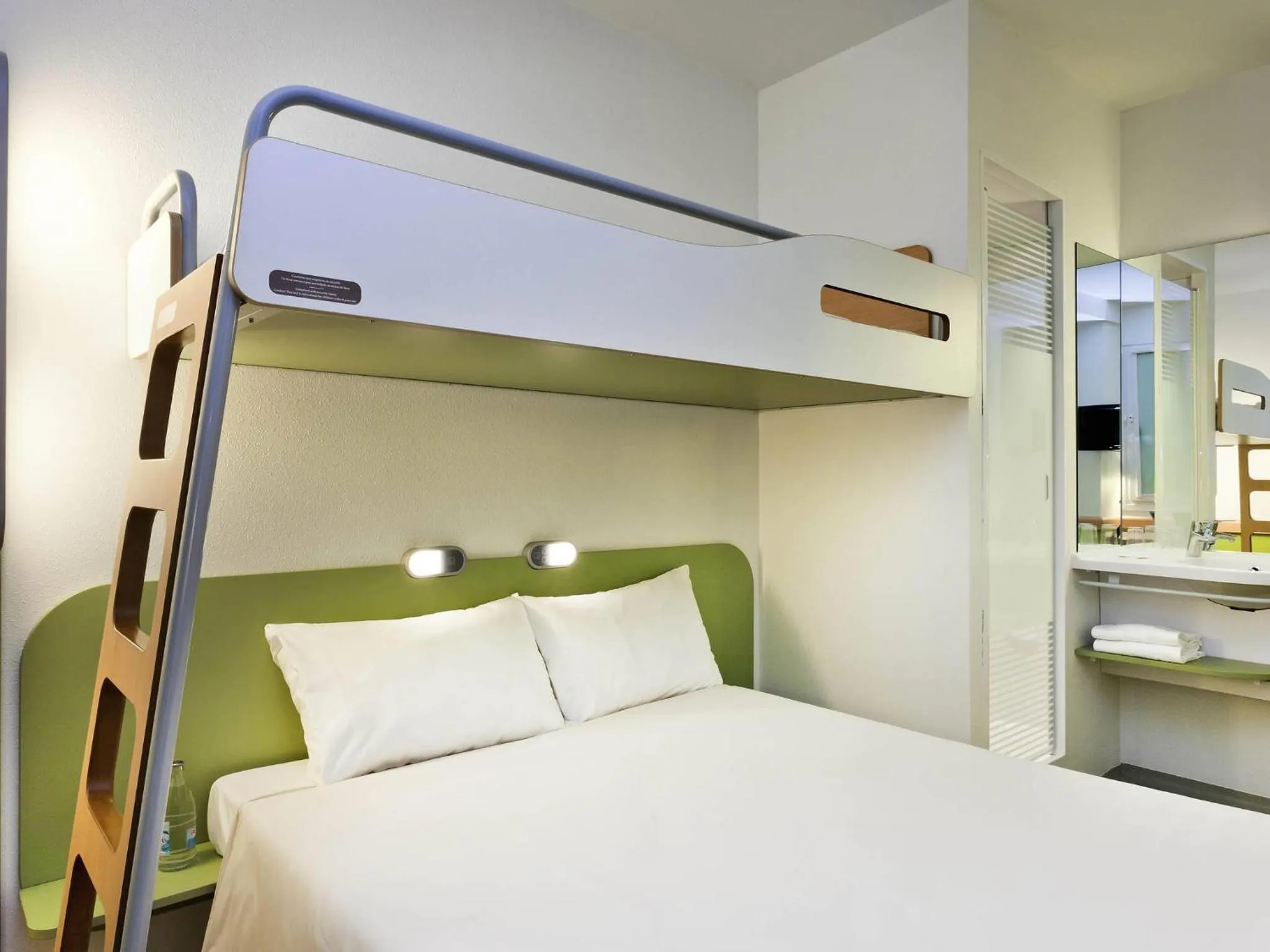 Bedroom, Bed in Ibis Budget Montelimar