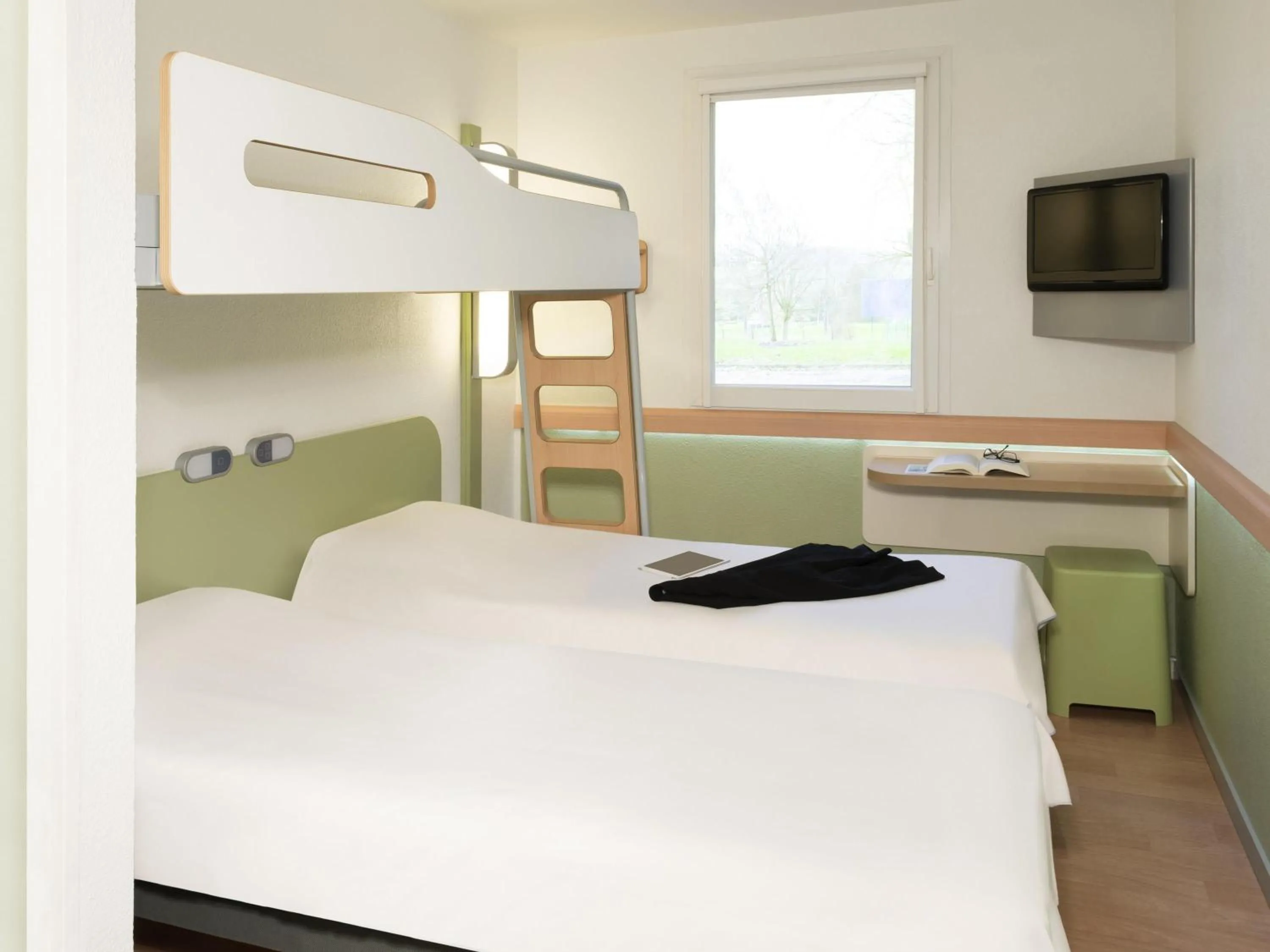 Bedroom, Bed in Ibis Budget Montelimar