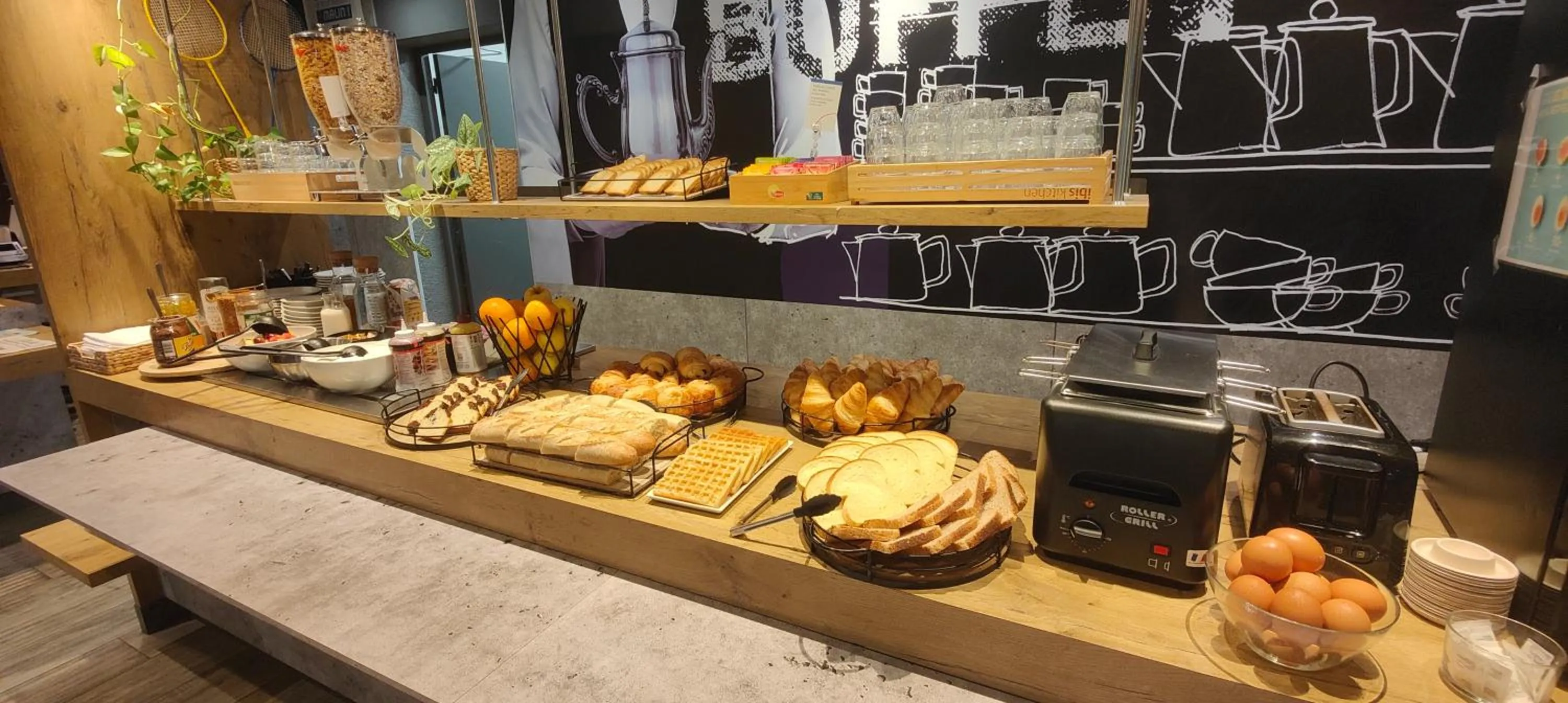 Buffet breakfast in Ibis Budget Avignon Nord
