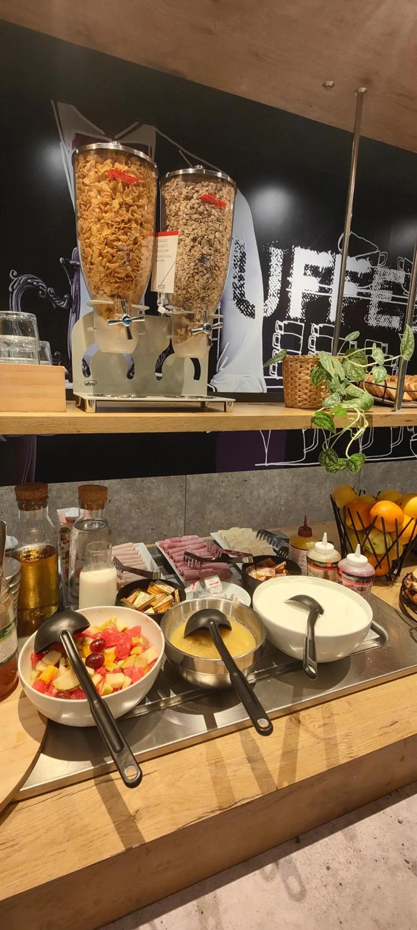 Buffet breakfast in Ibis Budget Avignon Nord