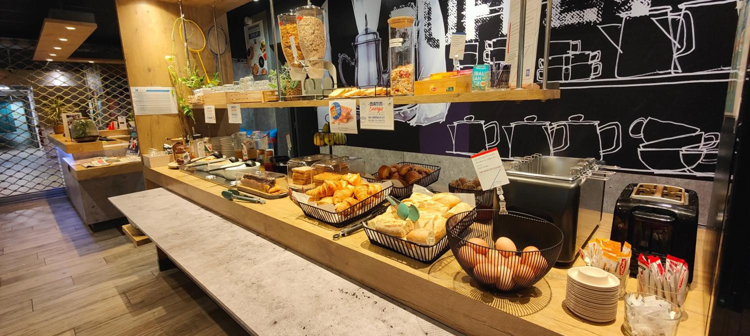 Buffet breakfast in Ibis Budget Avignon Nord