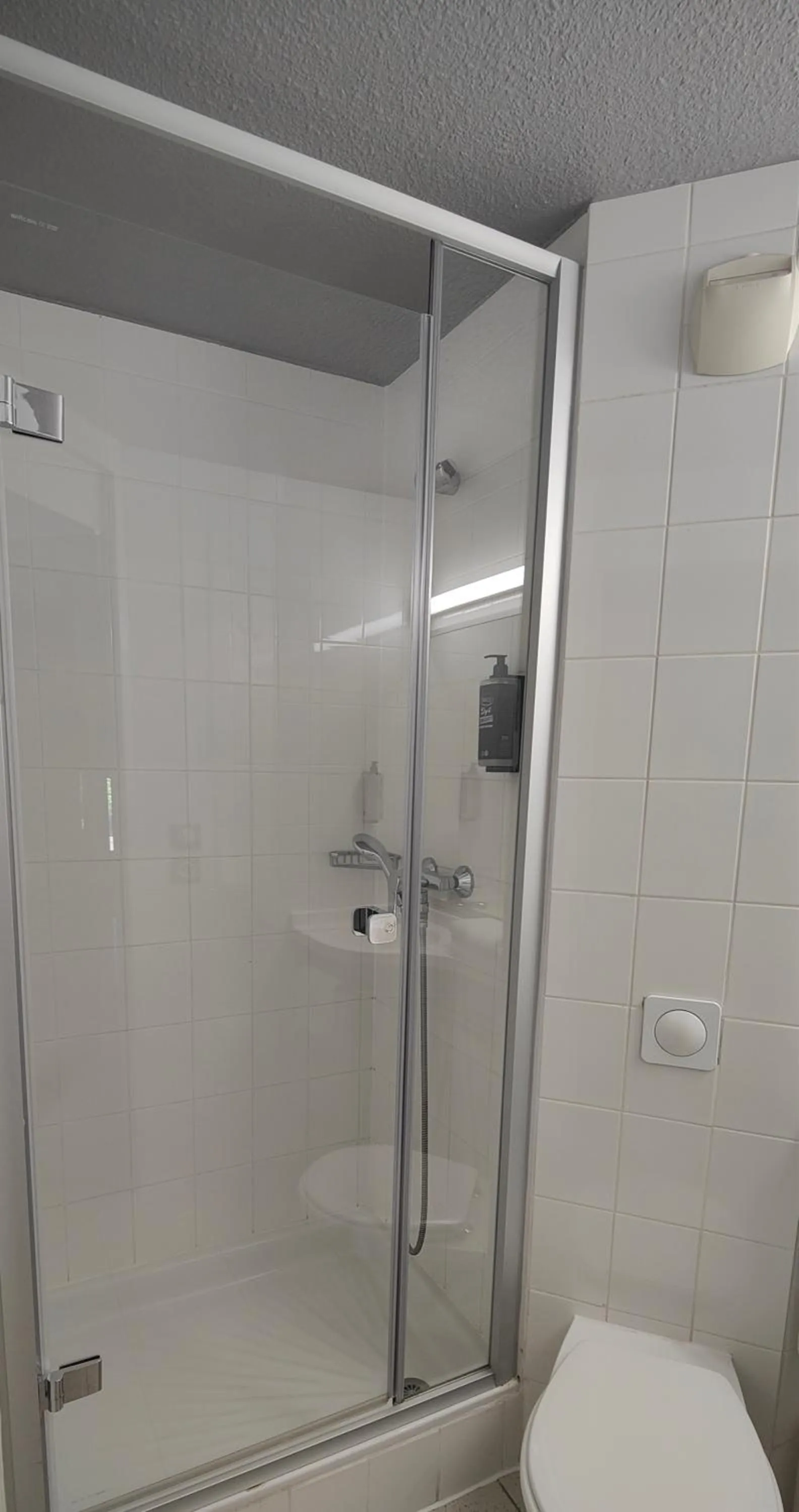 Shower in Ibis Budget Avignon Nord