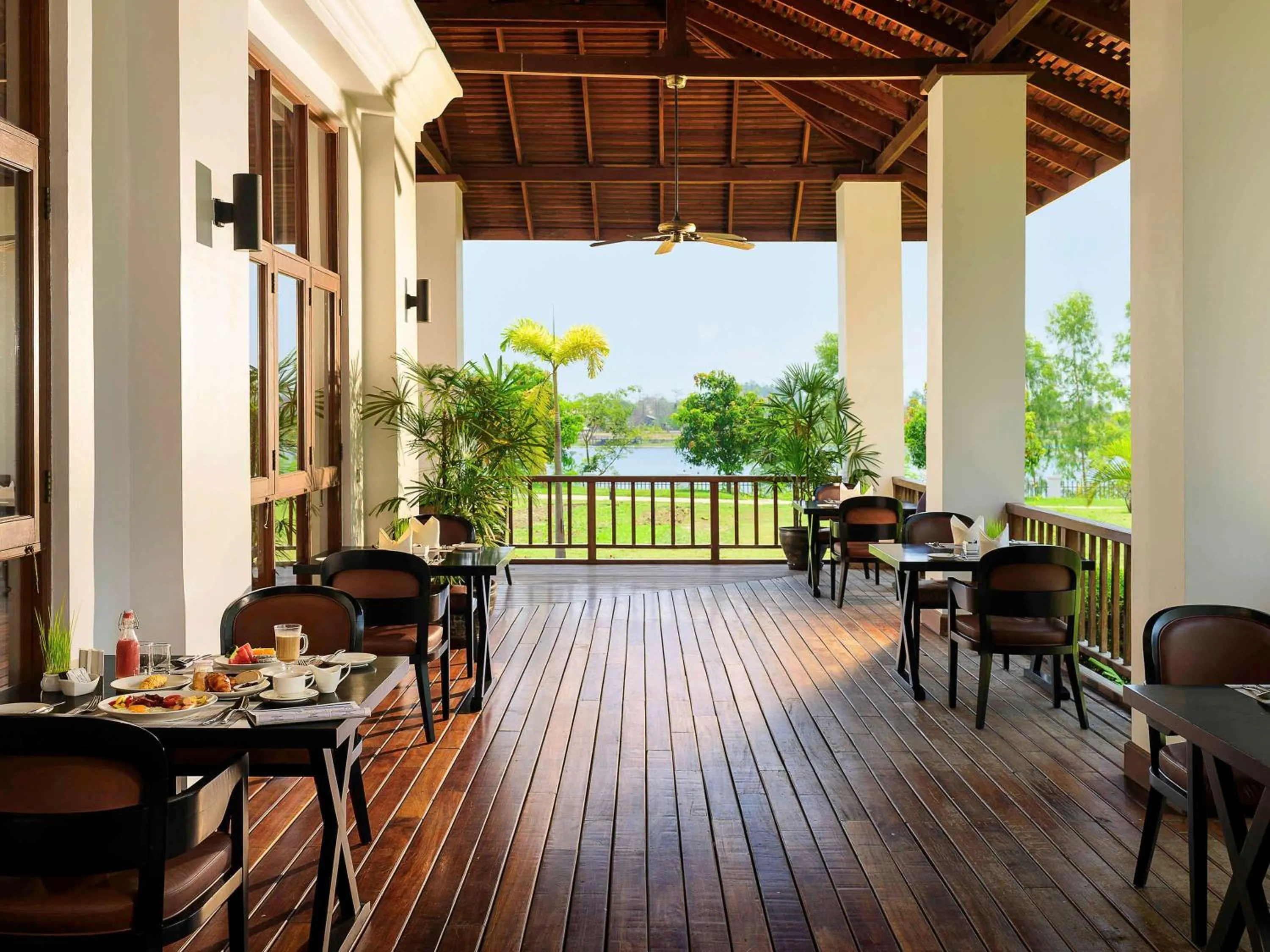 Restaurant/Places to Eat in The Lake Garden Nay Pyi Taw - MGallery Collection