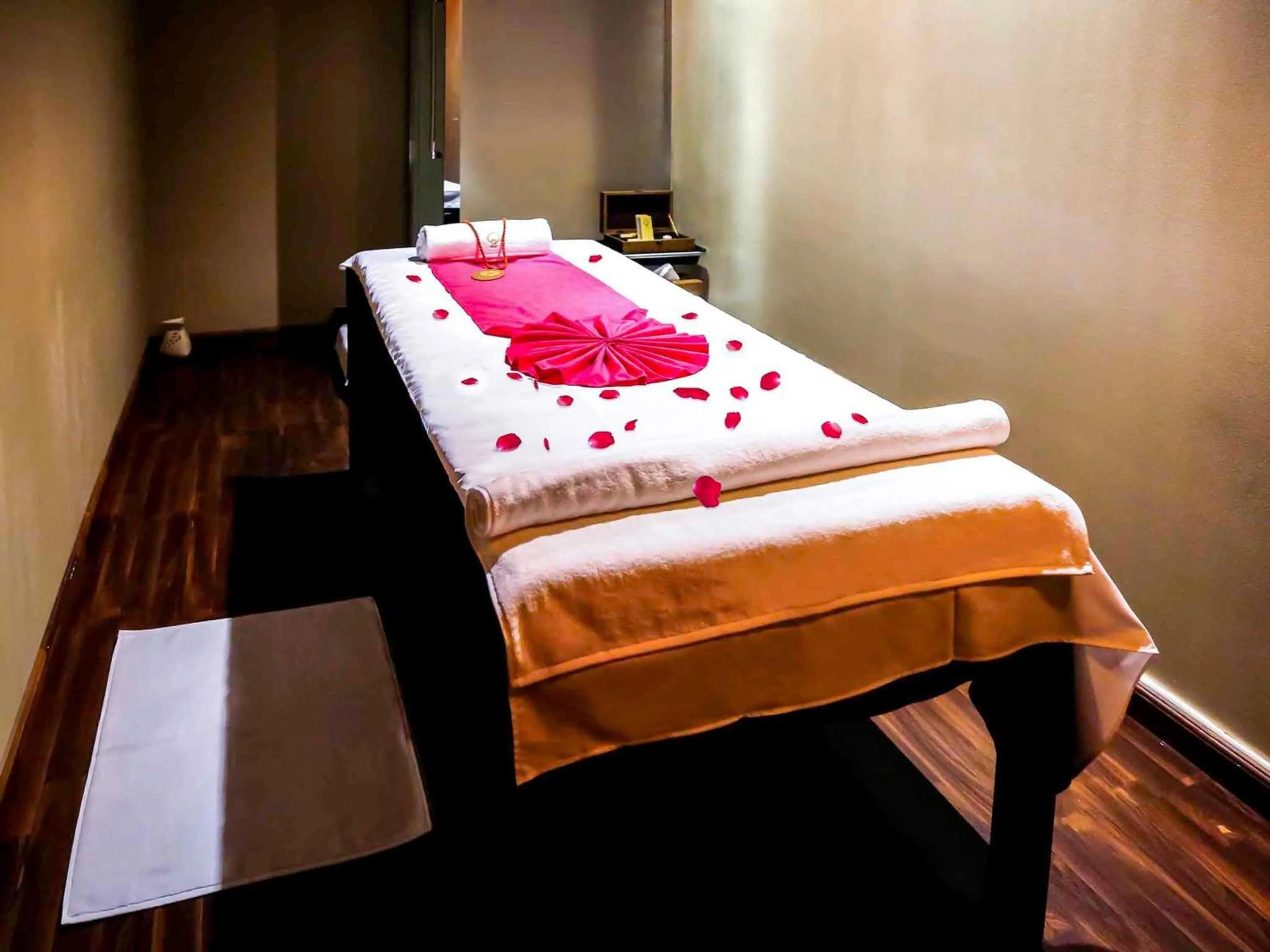 Spa and wellness centre/facilities, Bed in Grand Mercure Majlis Residences Abu Dhabi