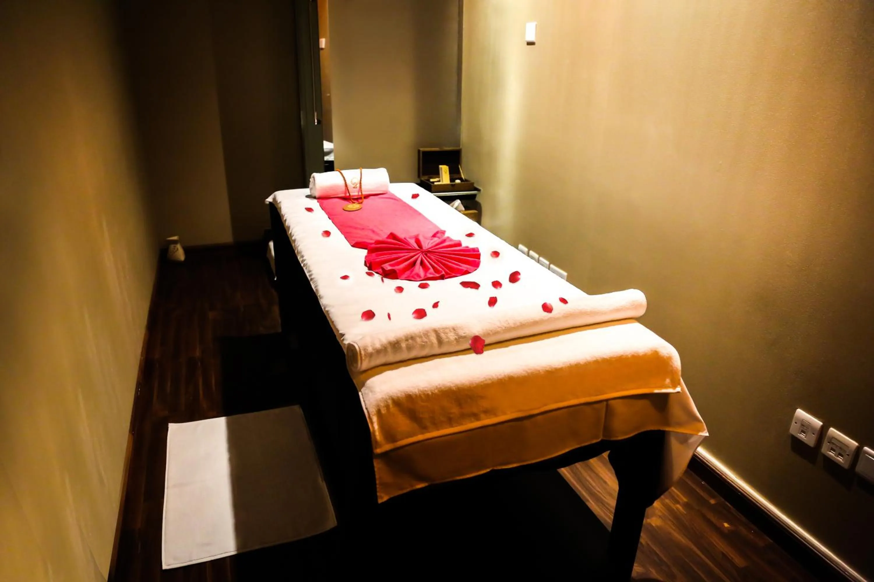 Massage, Bed in Grand Mercure Majlis Residences Abu Dhabi