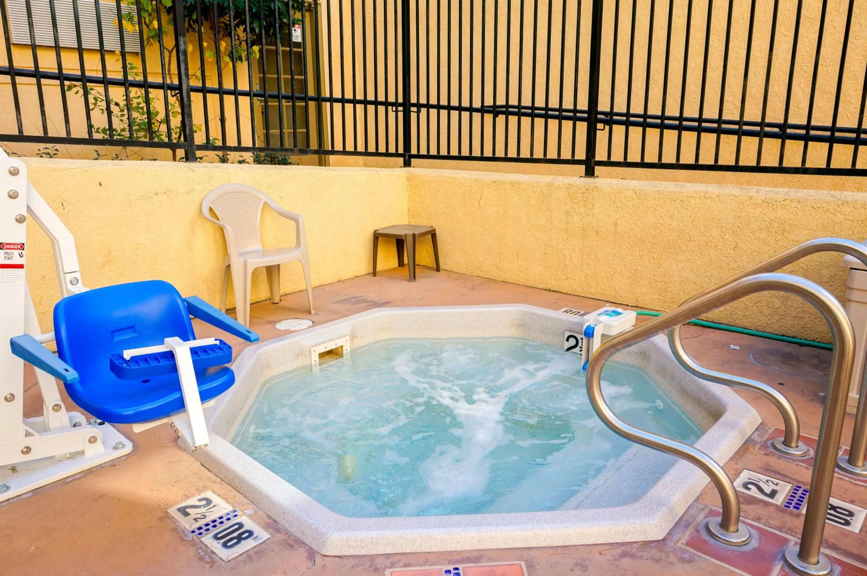 Spa and wellness centre/facilities in Lamplighter Inn & Suites