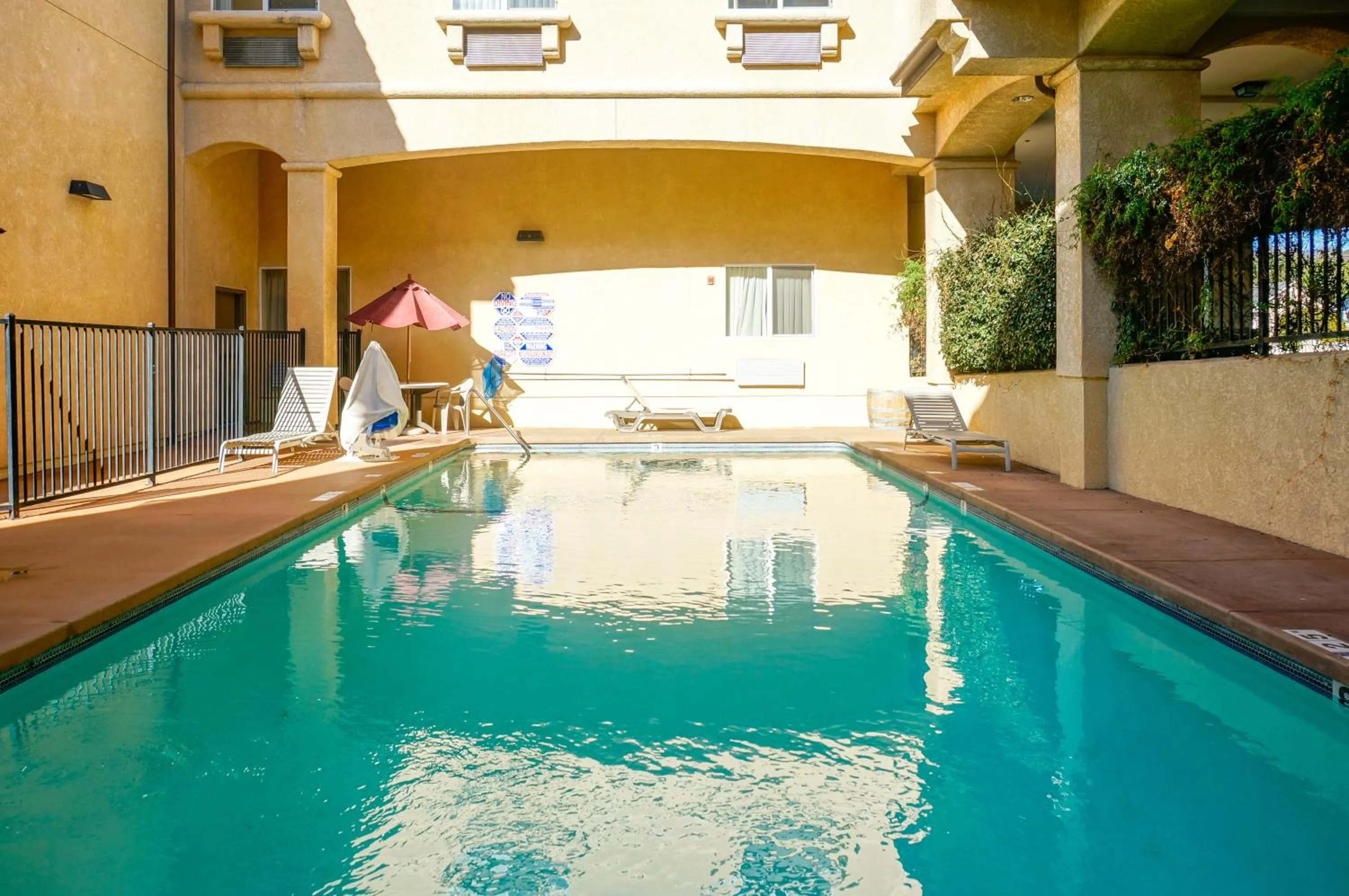 Swimming pool in Lamplighter Inn & Suites