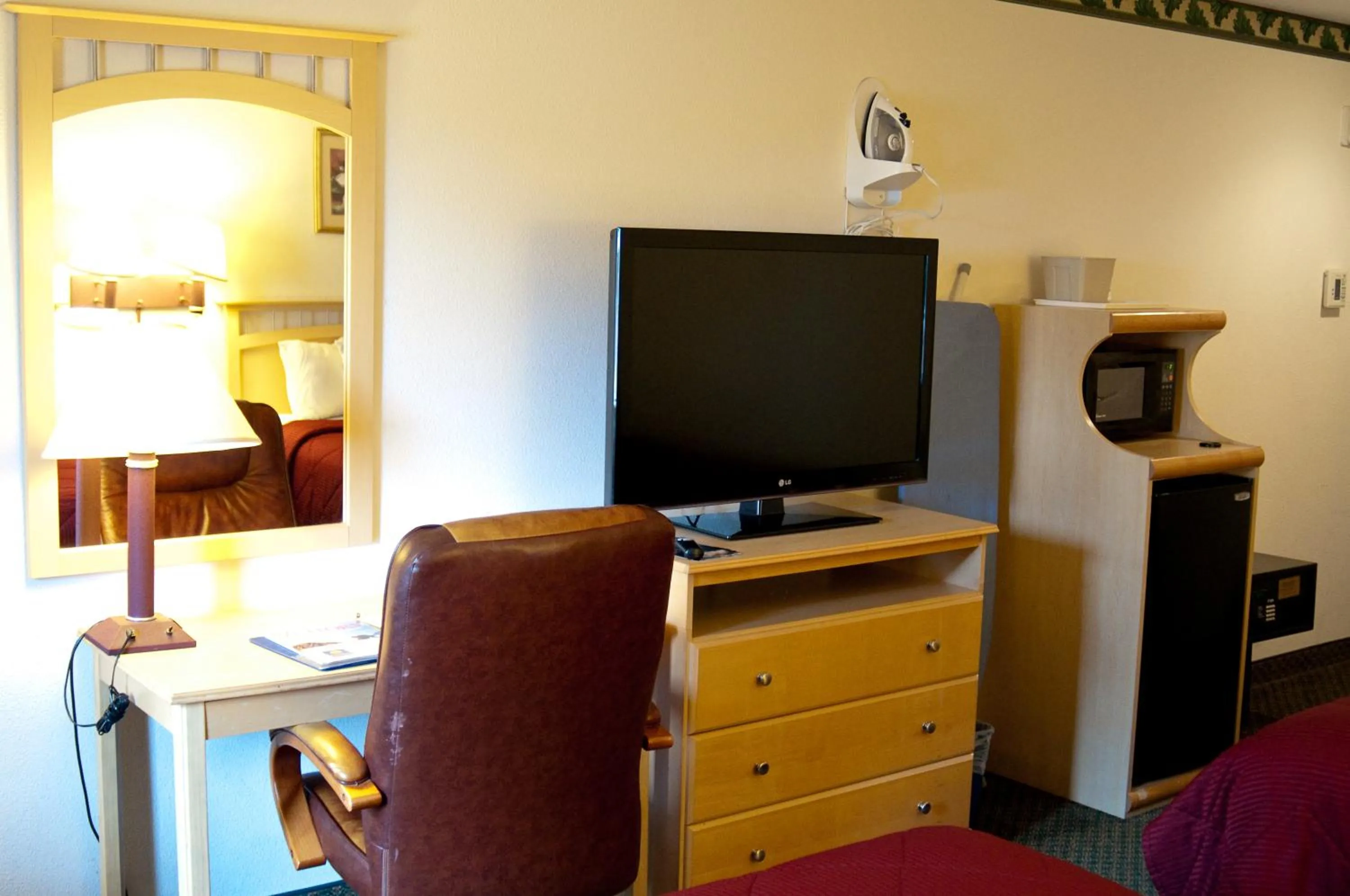 TV and multimedia in Lamplighter Inn & Suites