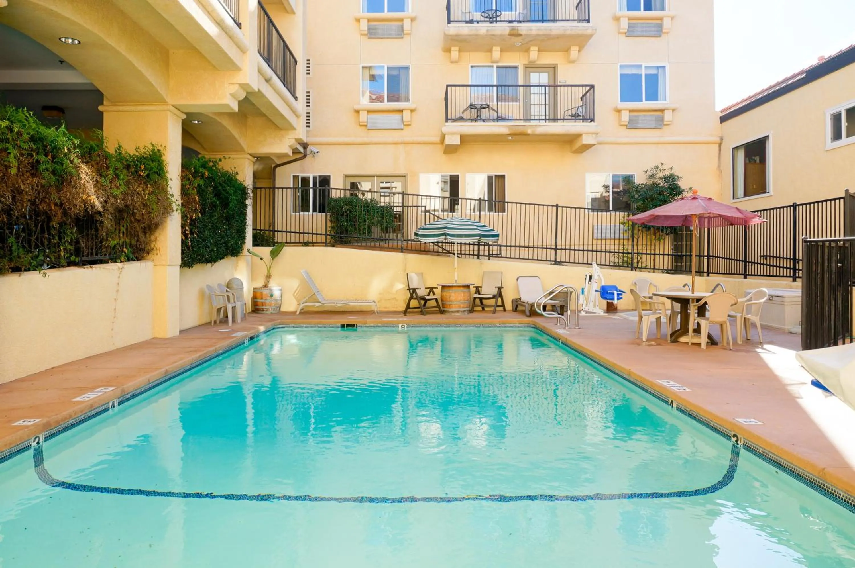 Swimming pool in Lamplighter Inn & Suites