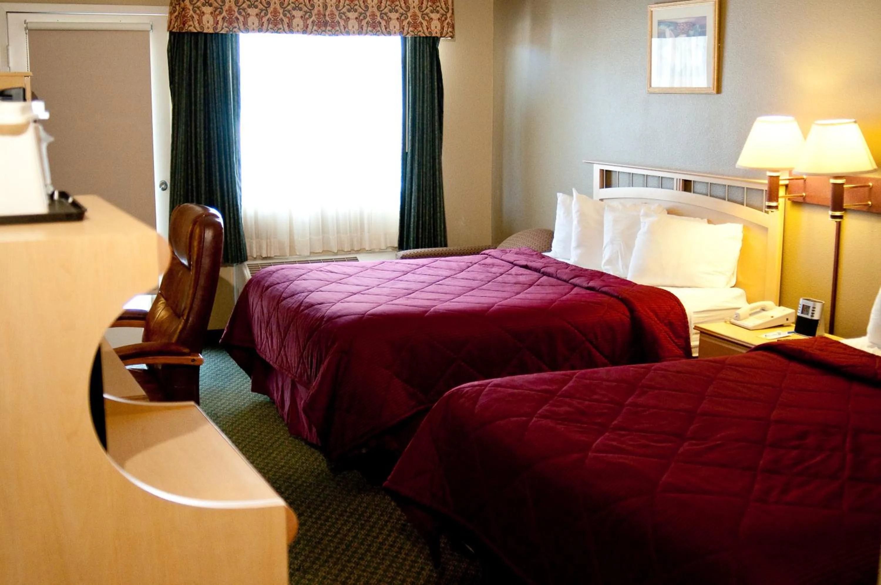 Bed in Lamplighter Inn & Suites