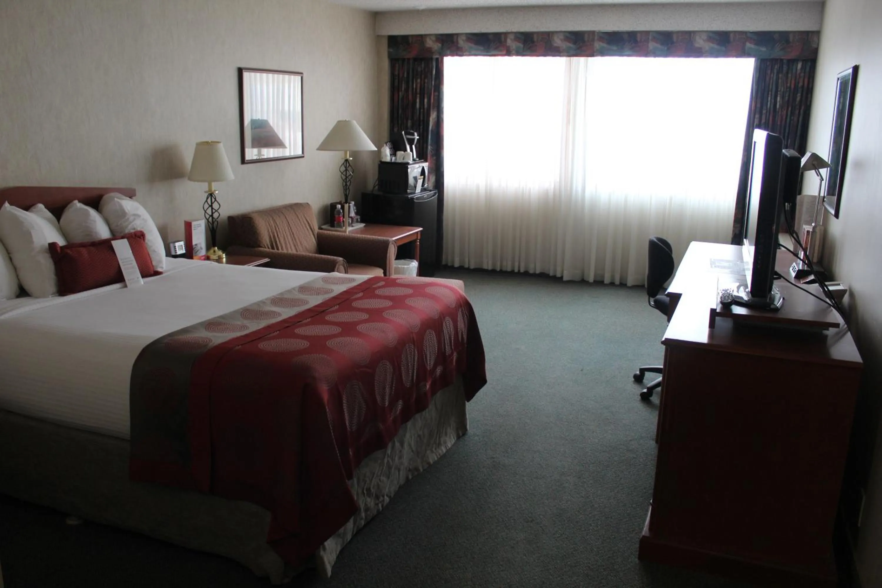 Photo of the whole room, Bed in Ramada Plaza by Wyndham Regina Downtown