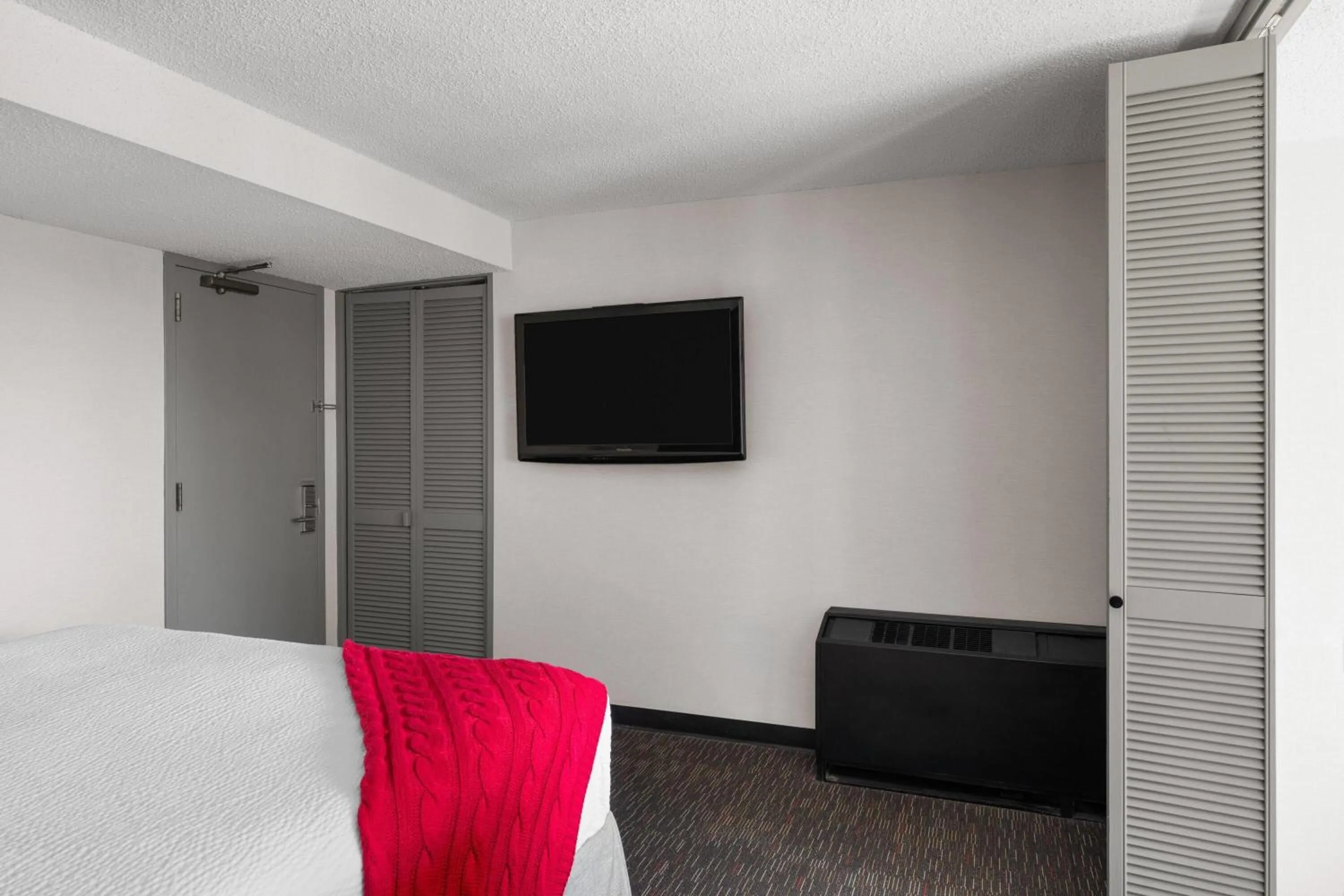 Photo of the whole room, Bed in Ramada Plaza by Wyndham Regina Downtown