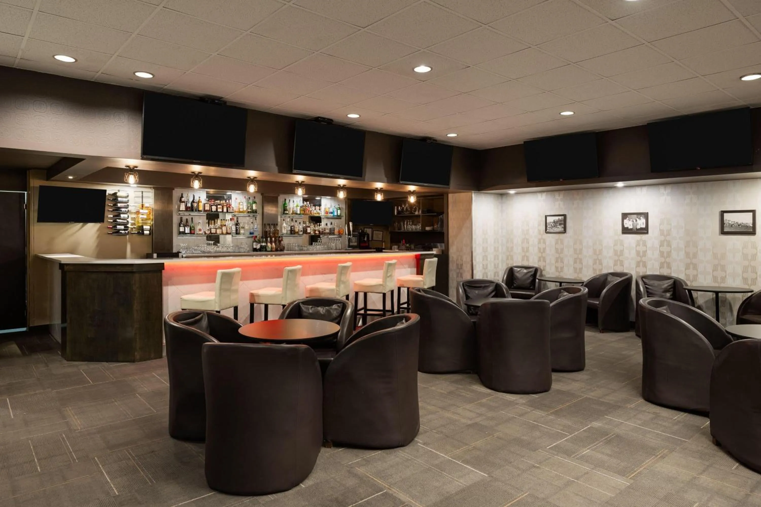 Lounge or bar in Ramada Plaza by Wyndham Regina Downtown