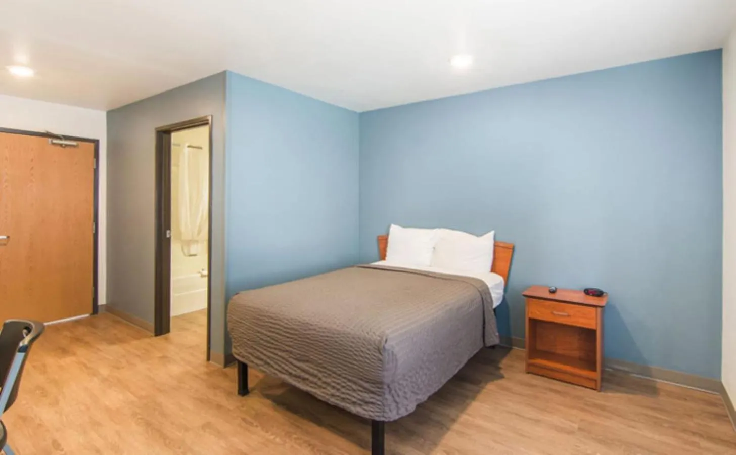 Bed in WoodSpring Suites Port Orange - Daytona Beach