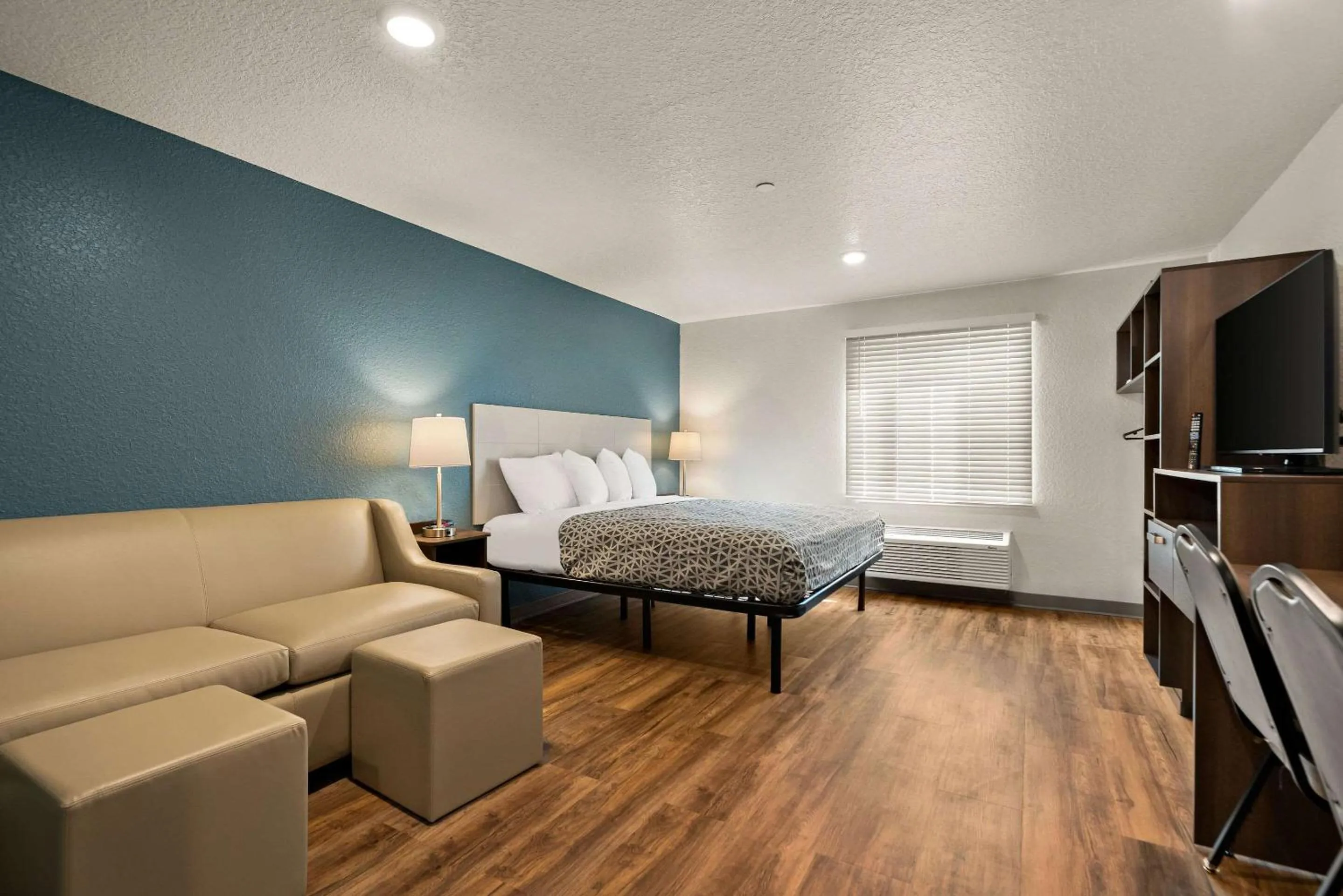 Seating area, Bed in WoodSpring Suites Port Orange - Daytona Beach