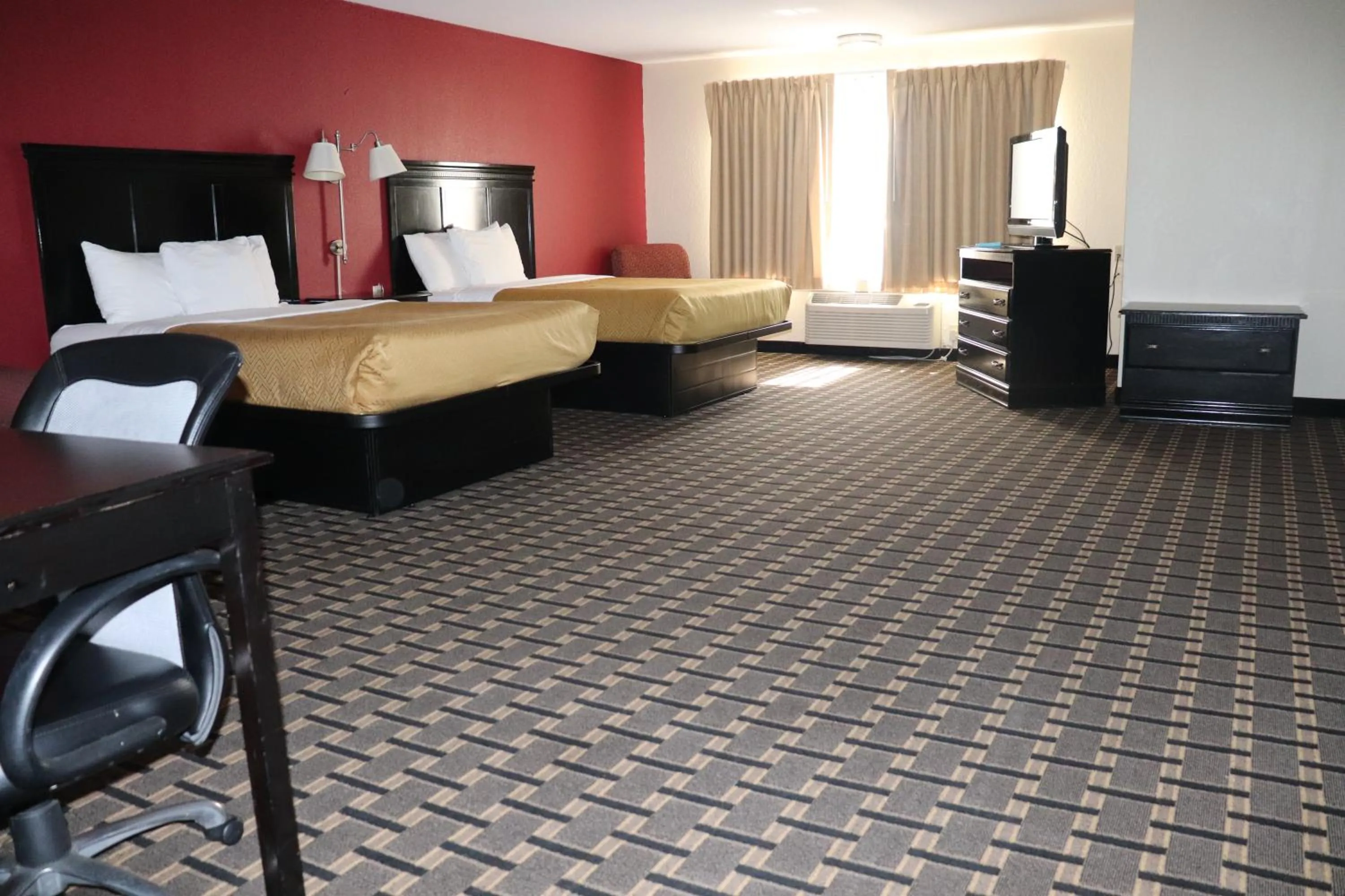 Bed in Econo Lodge Inn & Suites Wisconsin Dells