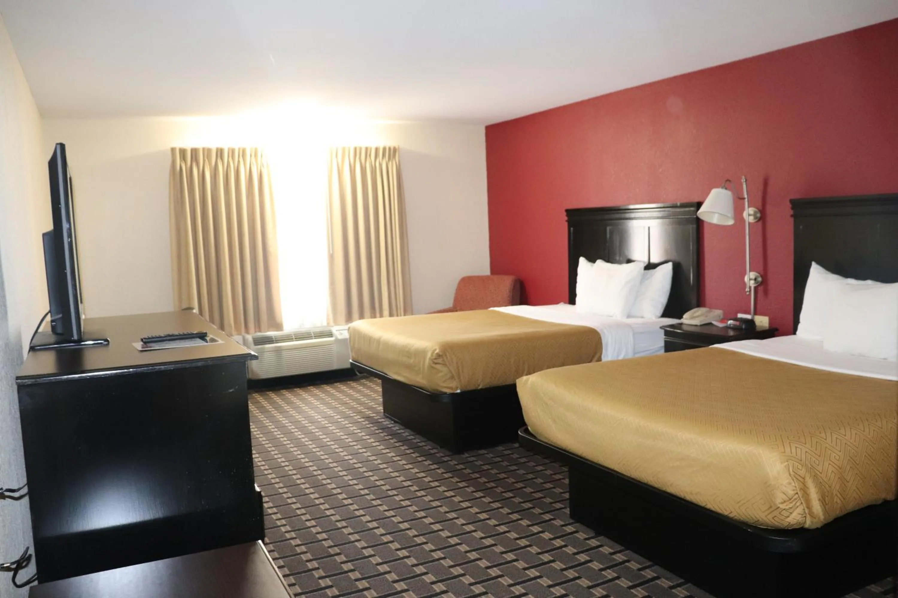 Bed in Econo Lodge Inn & Suites Wisconsin Dells