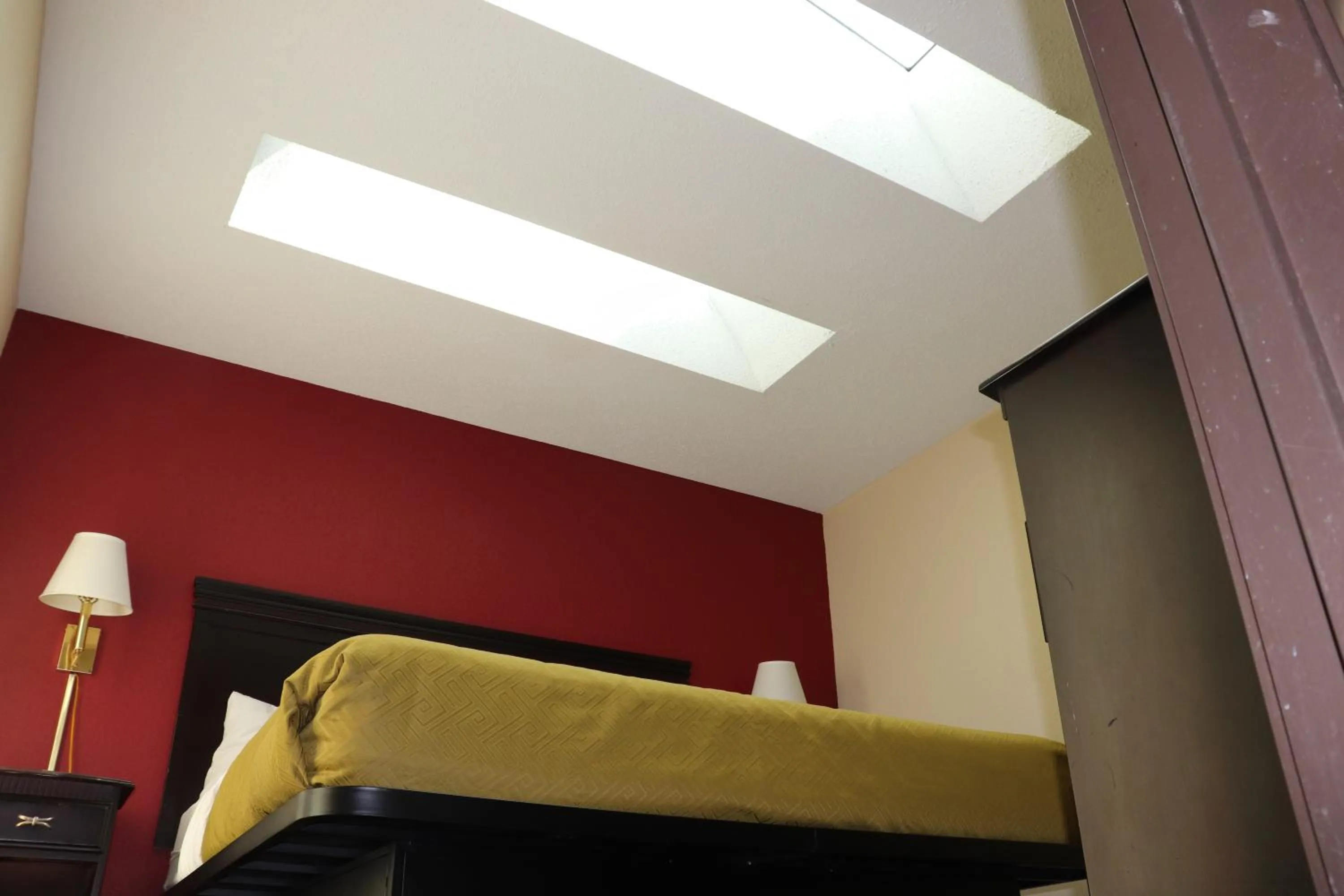 Bed in Econo Lodge Inn & Suites Wisconsin Dells