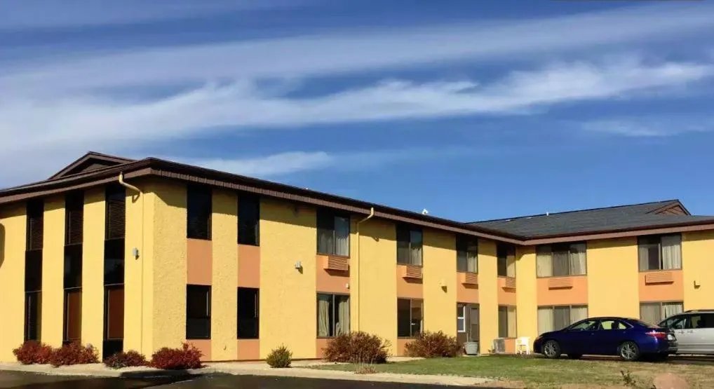 Property building in Econo Lodge Inn & Suites Wisconsin Dells