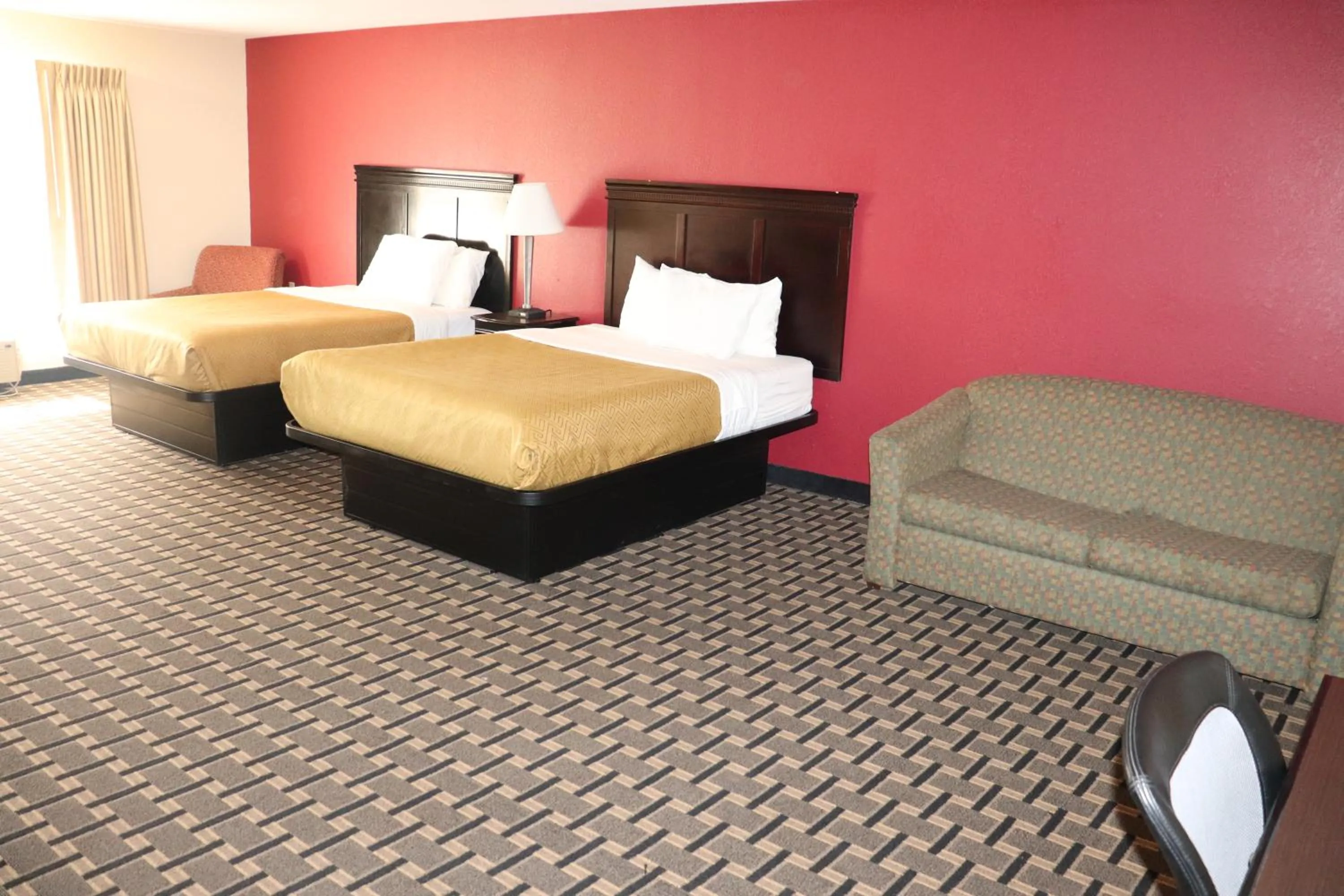 Bed in Econo Lodge Inn & Suites Wisconsin Dells