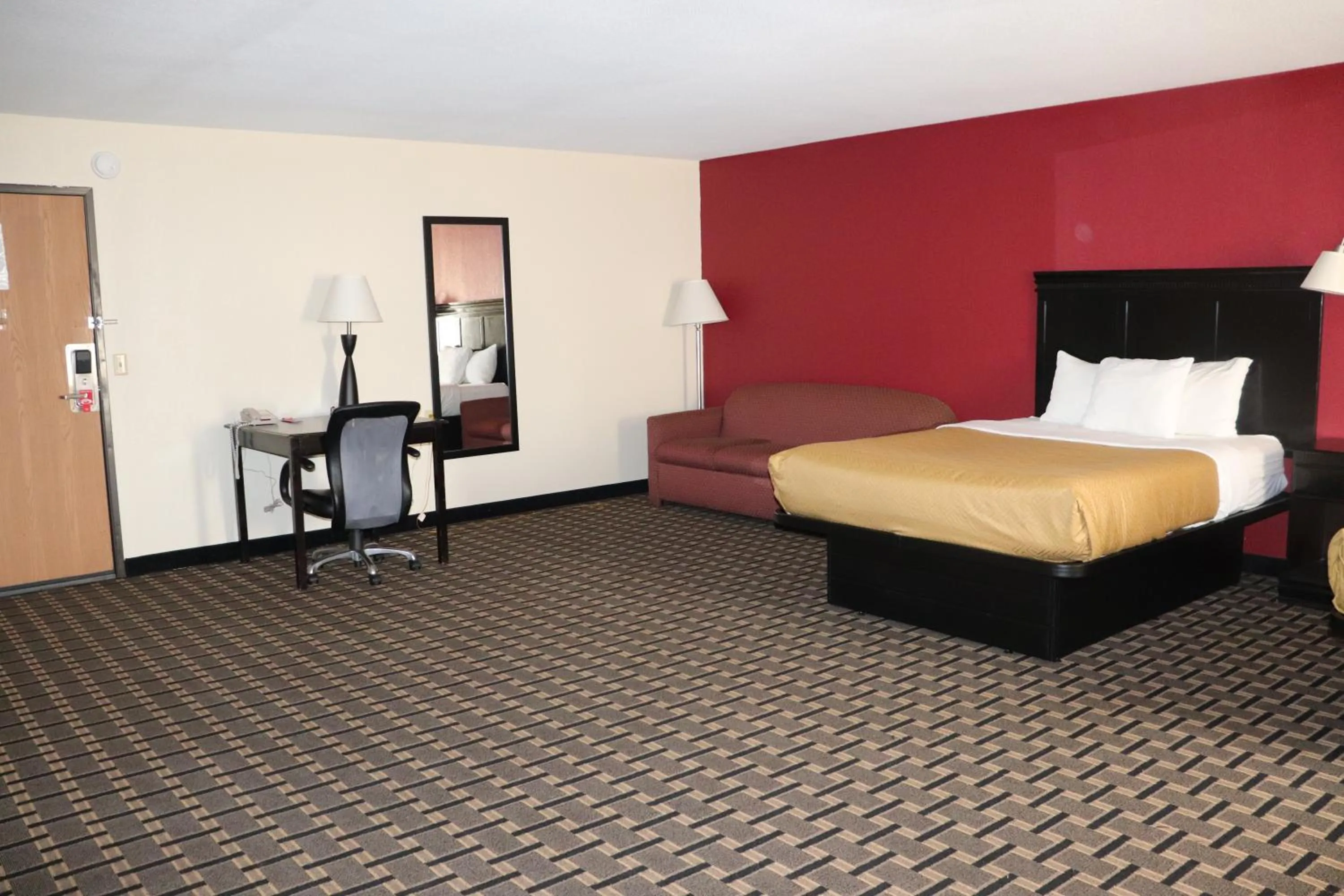Bed in Econo Lodge Inn & Suites Wisconsin Dells