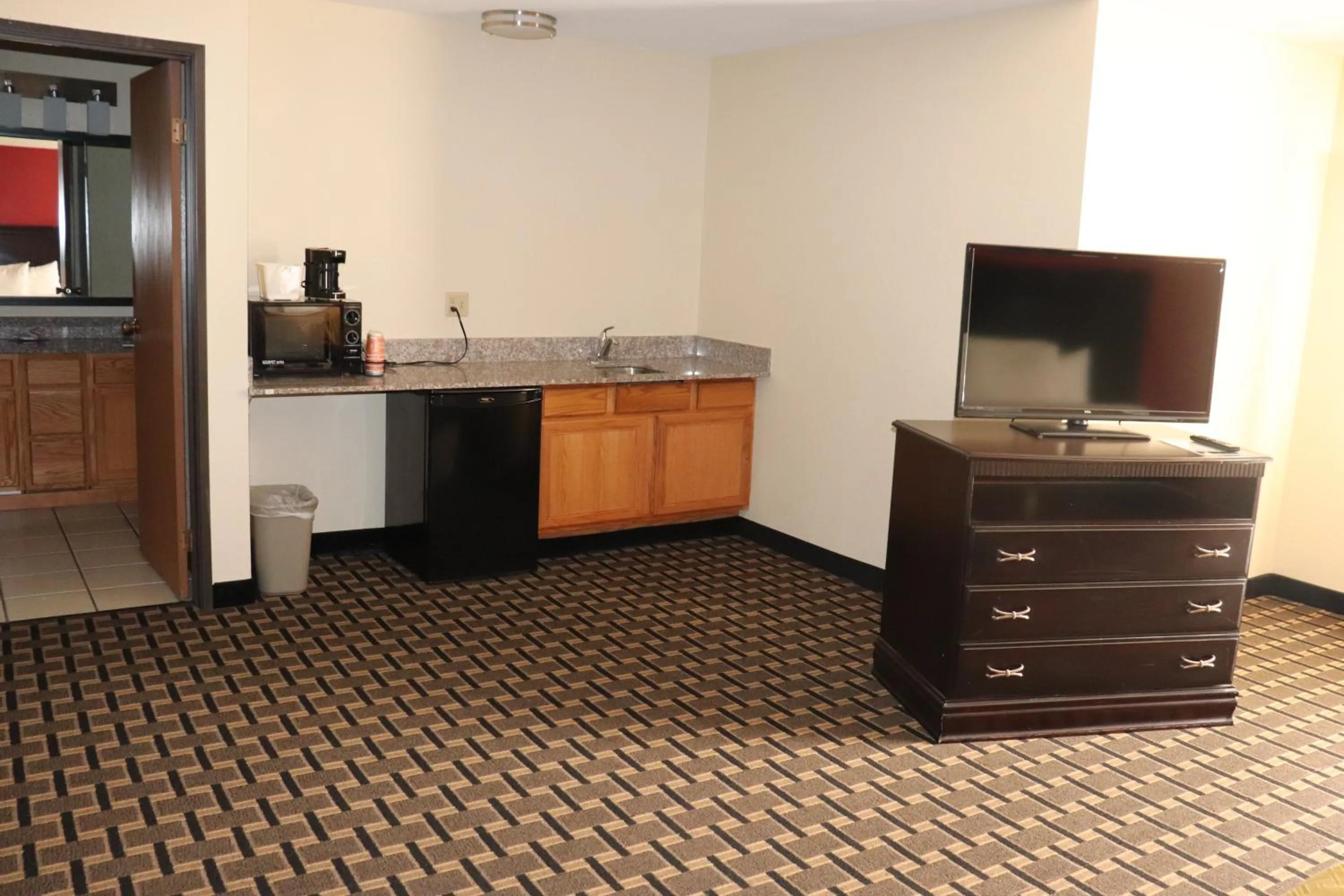 microwave in Econo Lodge Inn & Suites Wisconsin Dells