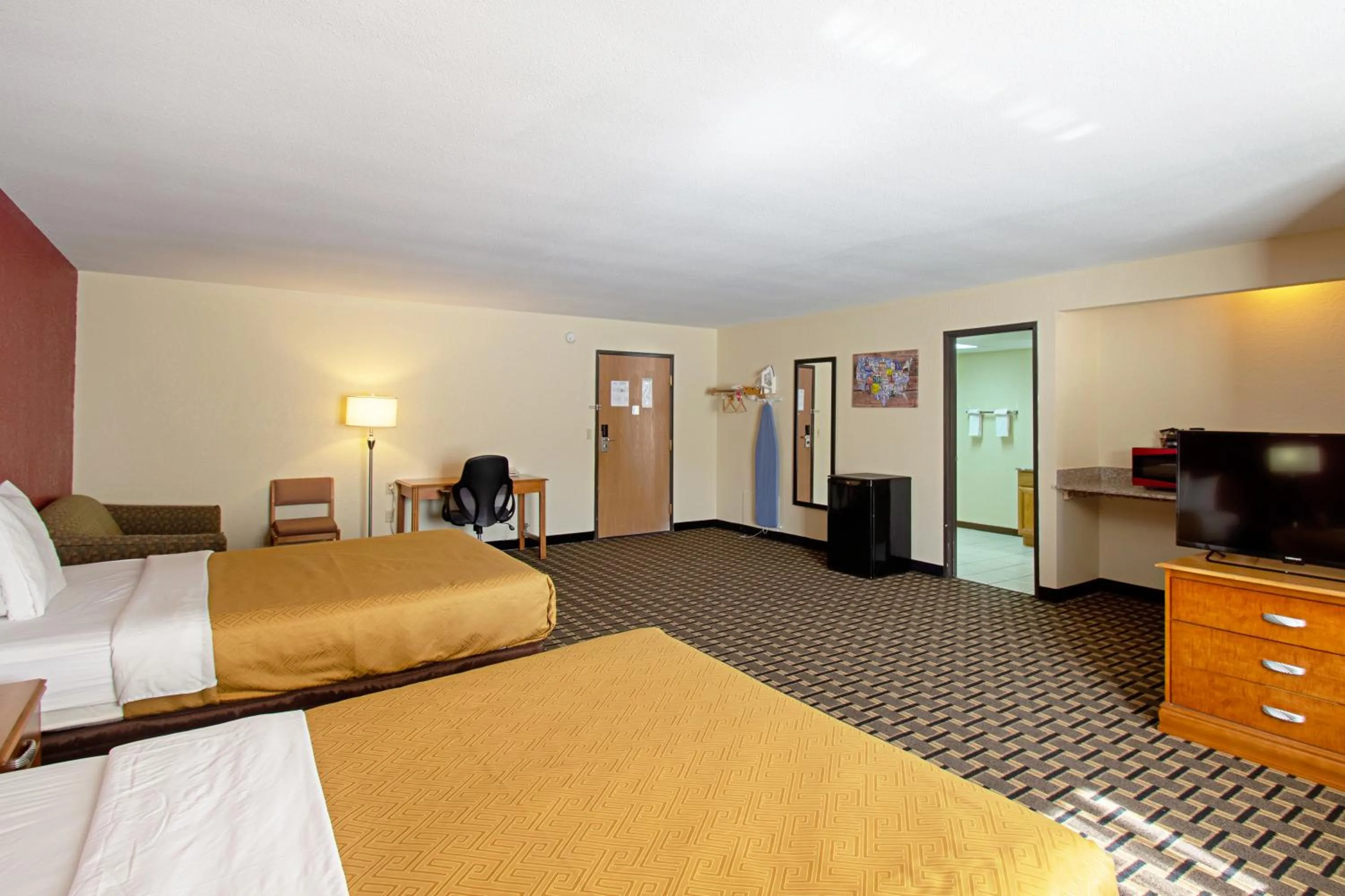 Bed in Econo Lodge Inn & Suites Wisconsin Dells