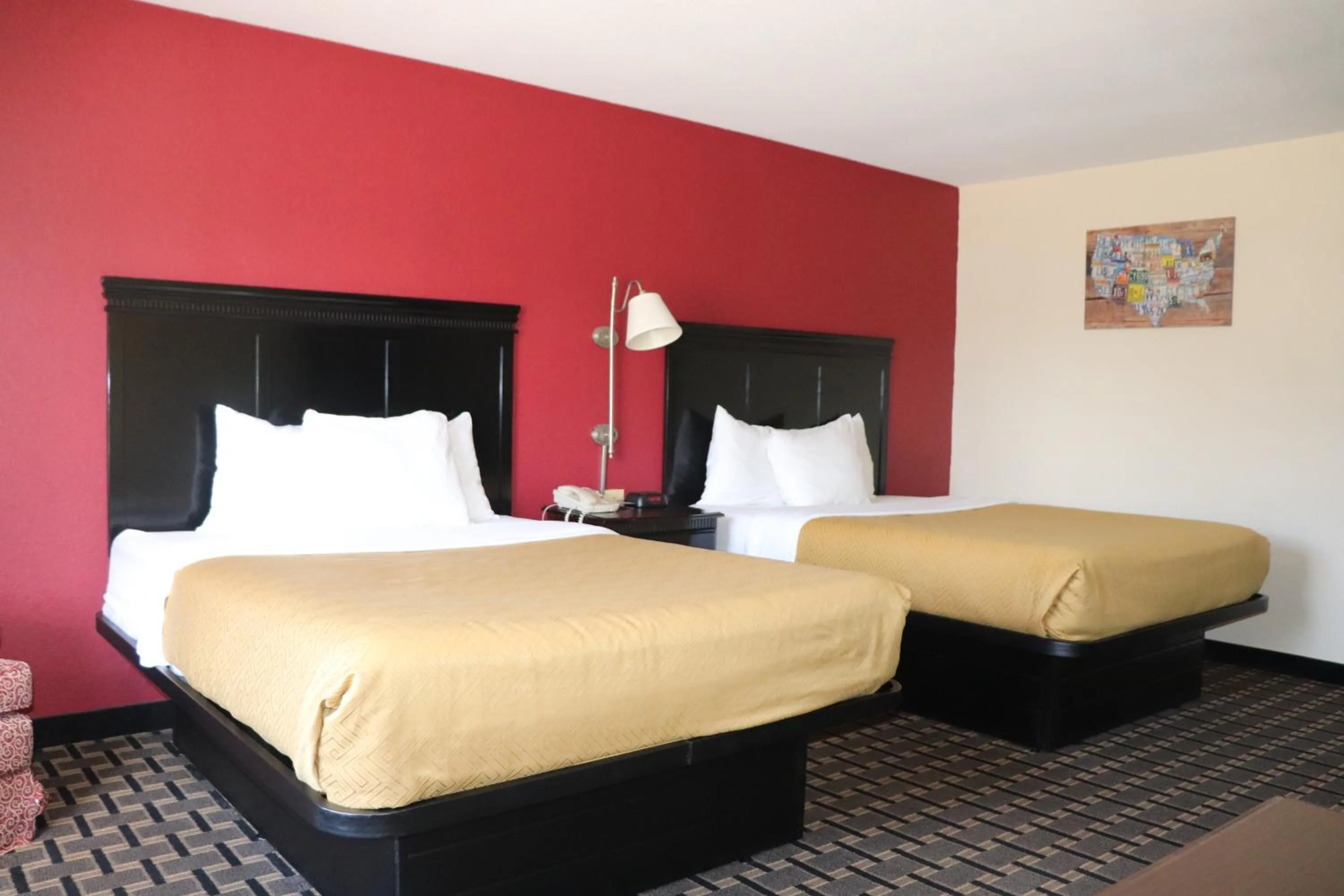 Bed in Econo Lodge Inn & Suites Wisconsin Dells