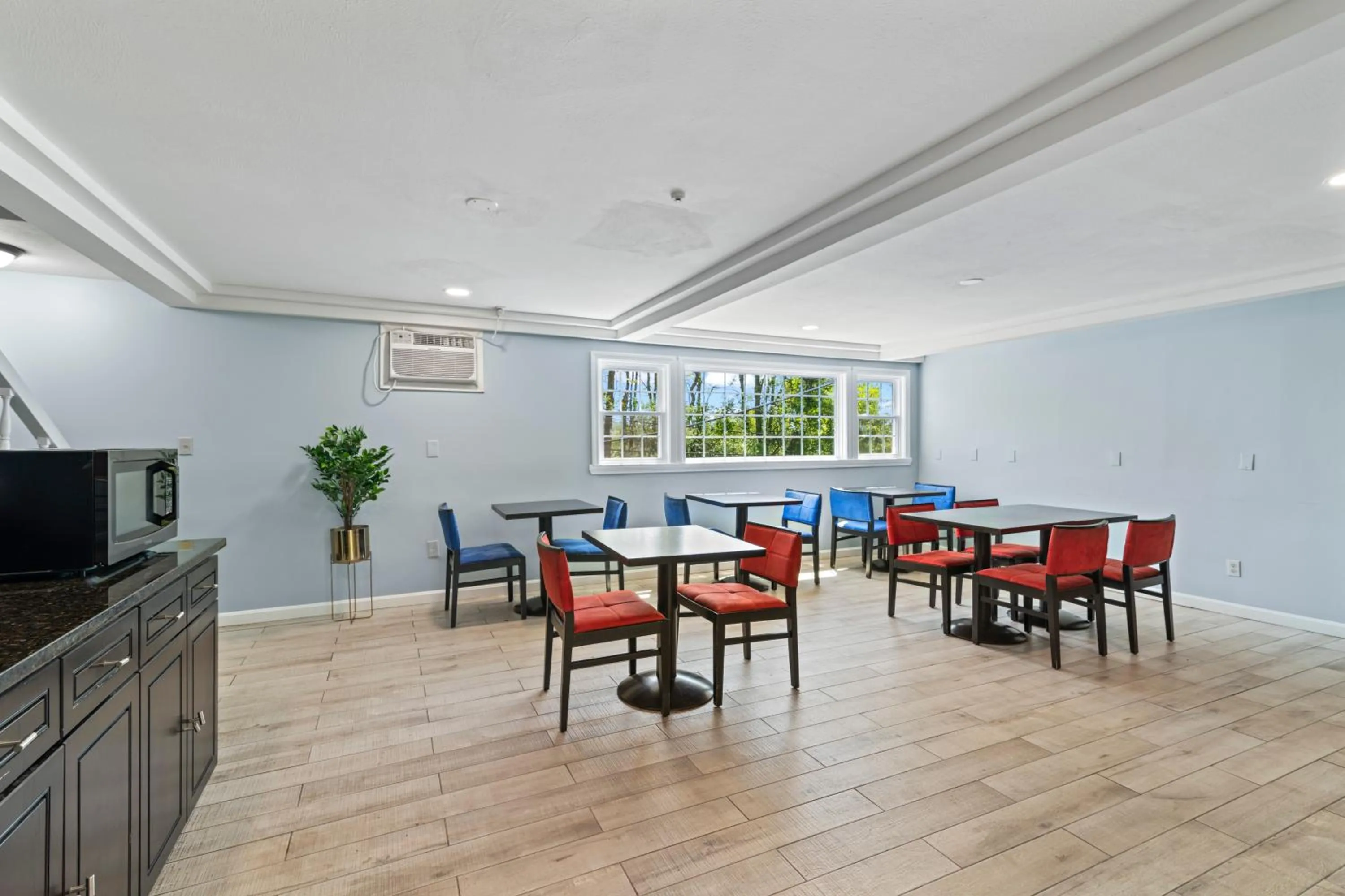 Dining area in Knight's Inn Boston/Danvers