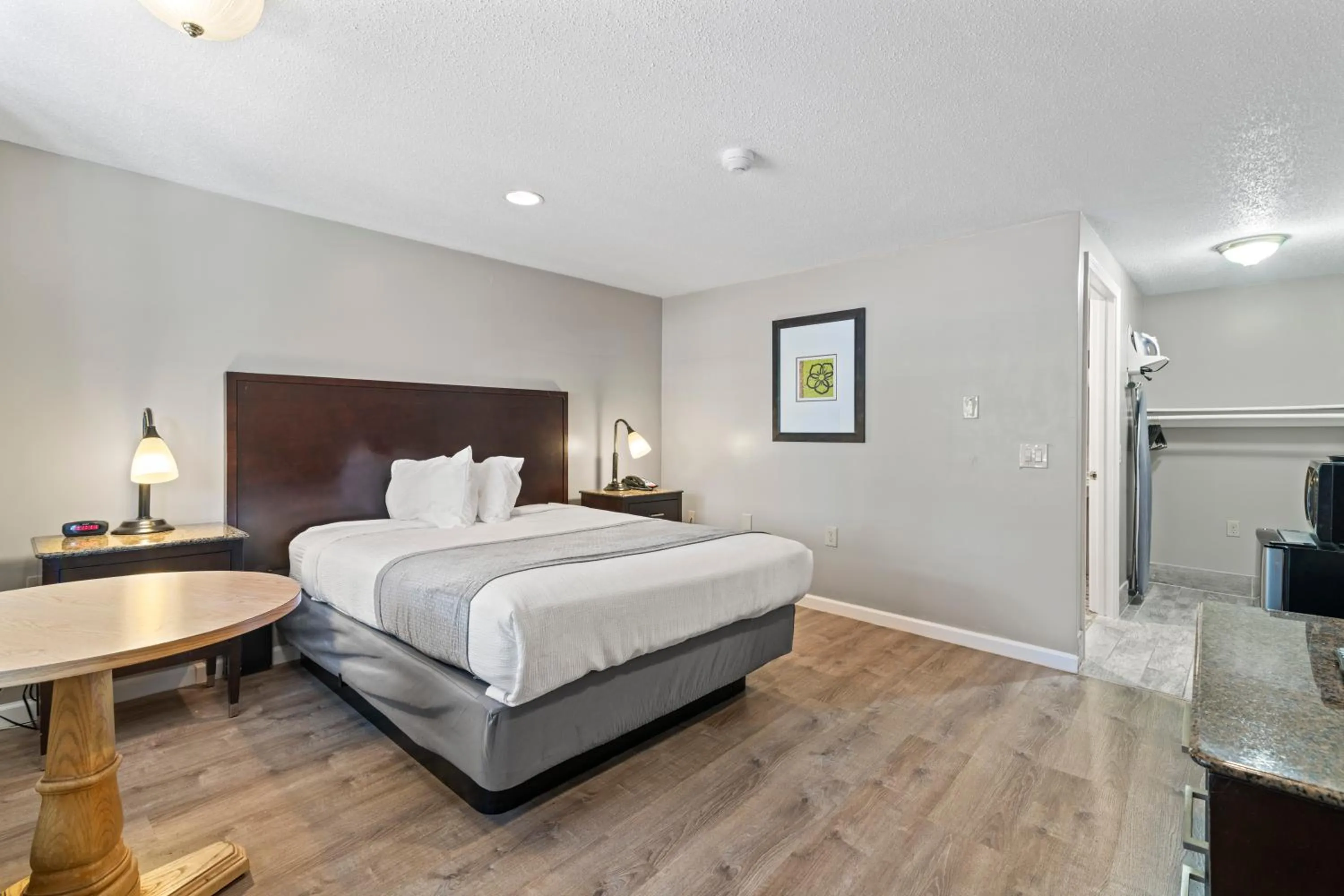 Bedroom, Bed in Knight's Inn Boston/Danvers