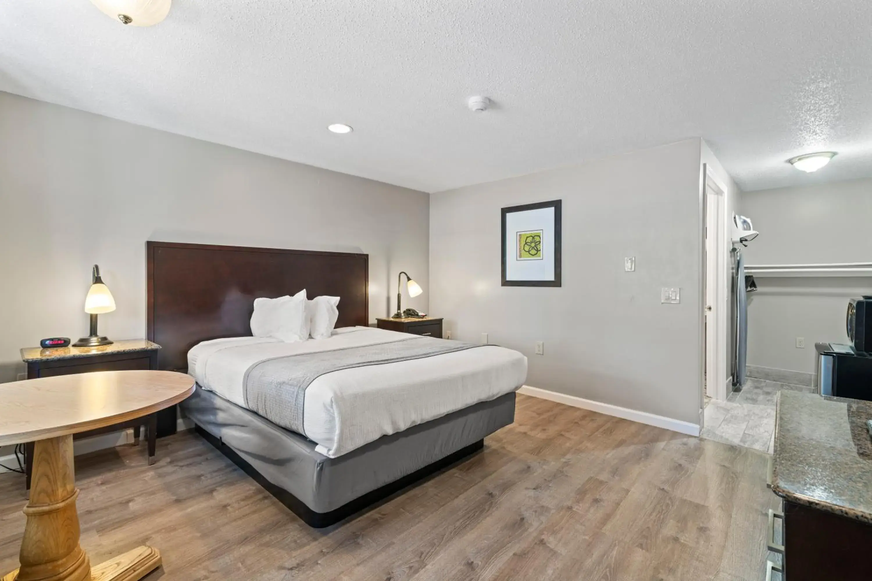 Queen Room - Accessible/Non-Smoking in Knight's Inn Boston/Danvers Queen Room - Accessible/Non-Smoking in Knight's Inn Boston/Danvers