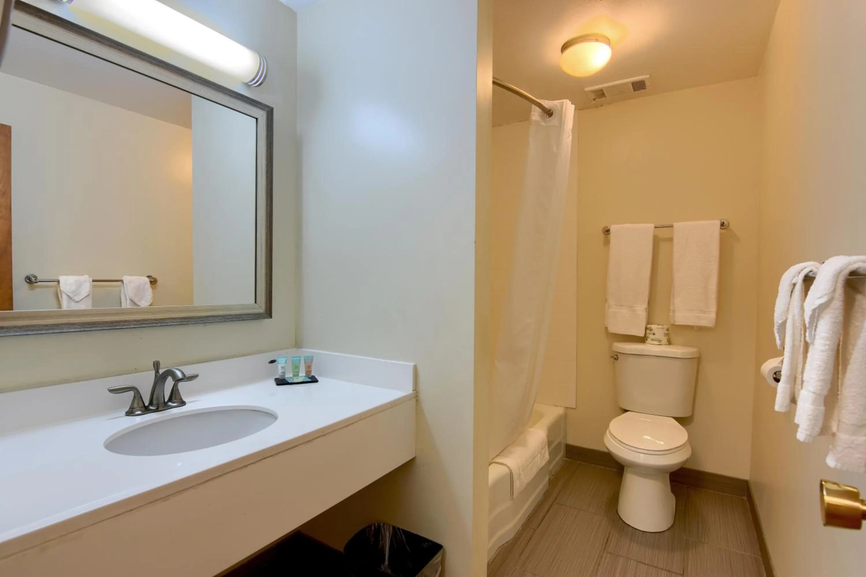 Bathroom in Knight's Inn Boston/Danvers