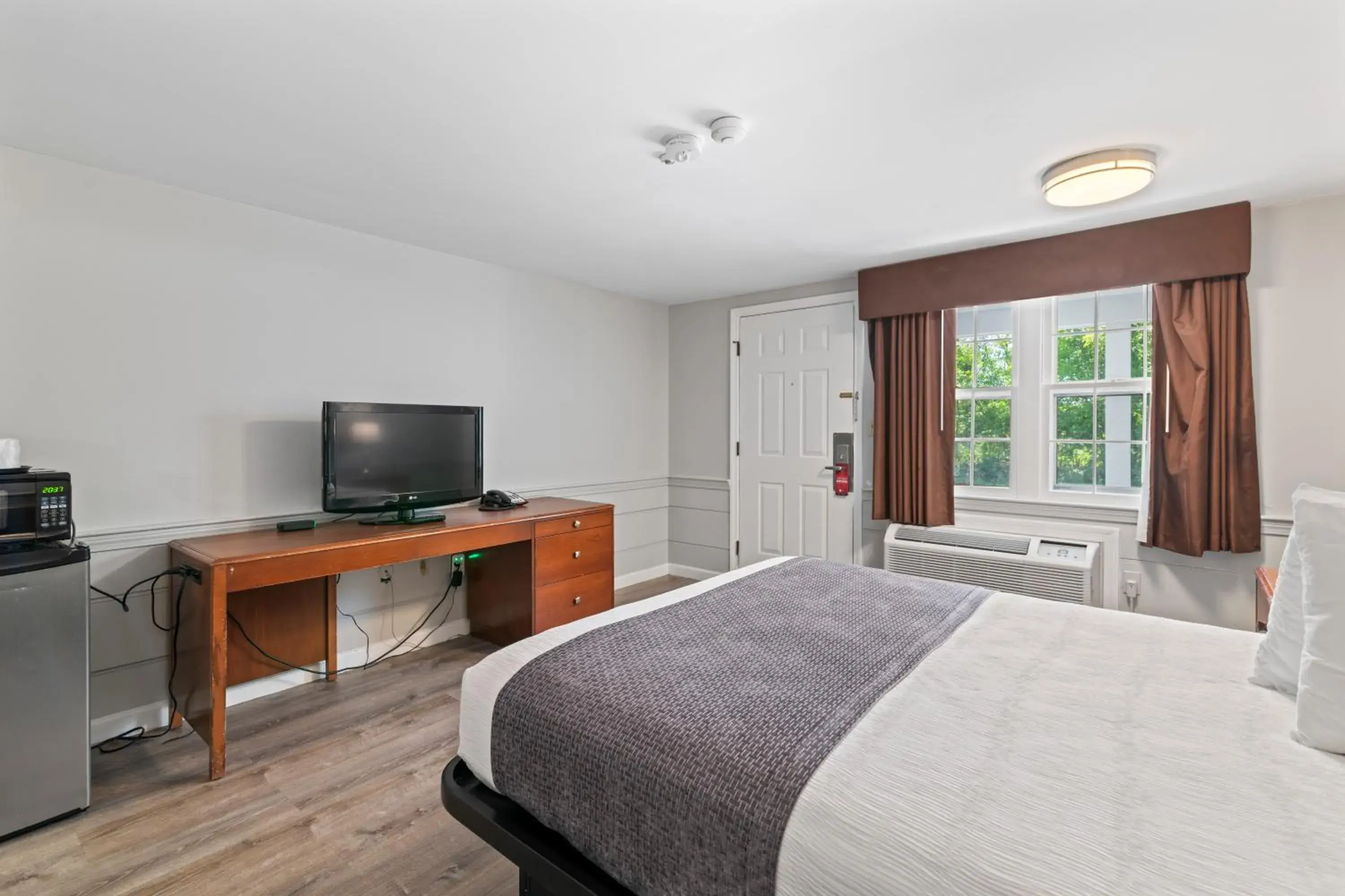 Queen Room - Non-Smoking in Knight's Inn Boston/Danvers Queen Room - Non-Smoking in Knight's Inn Boston/Danvers