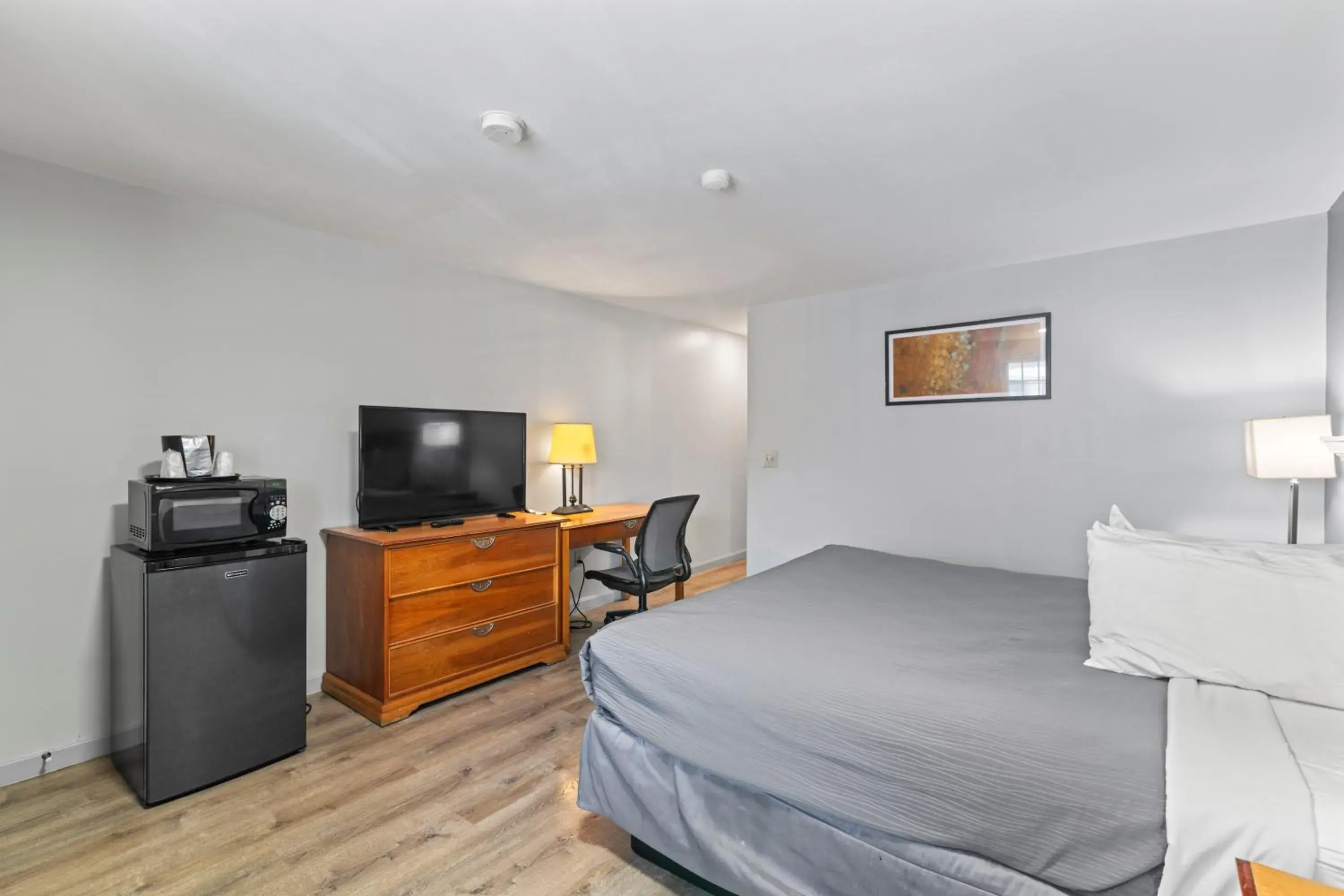 Queen Room - Smoking in Knight's Inn Boston/Danvers Queen Room - Smoking in Knight's Inn Boston/Danvers