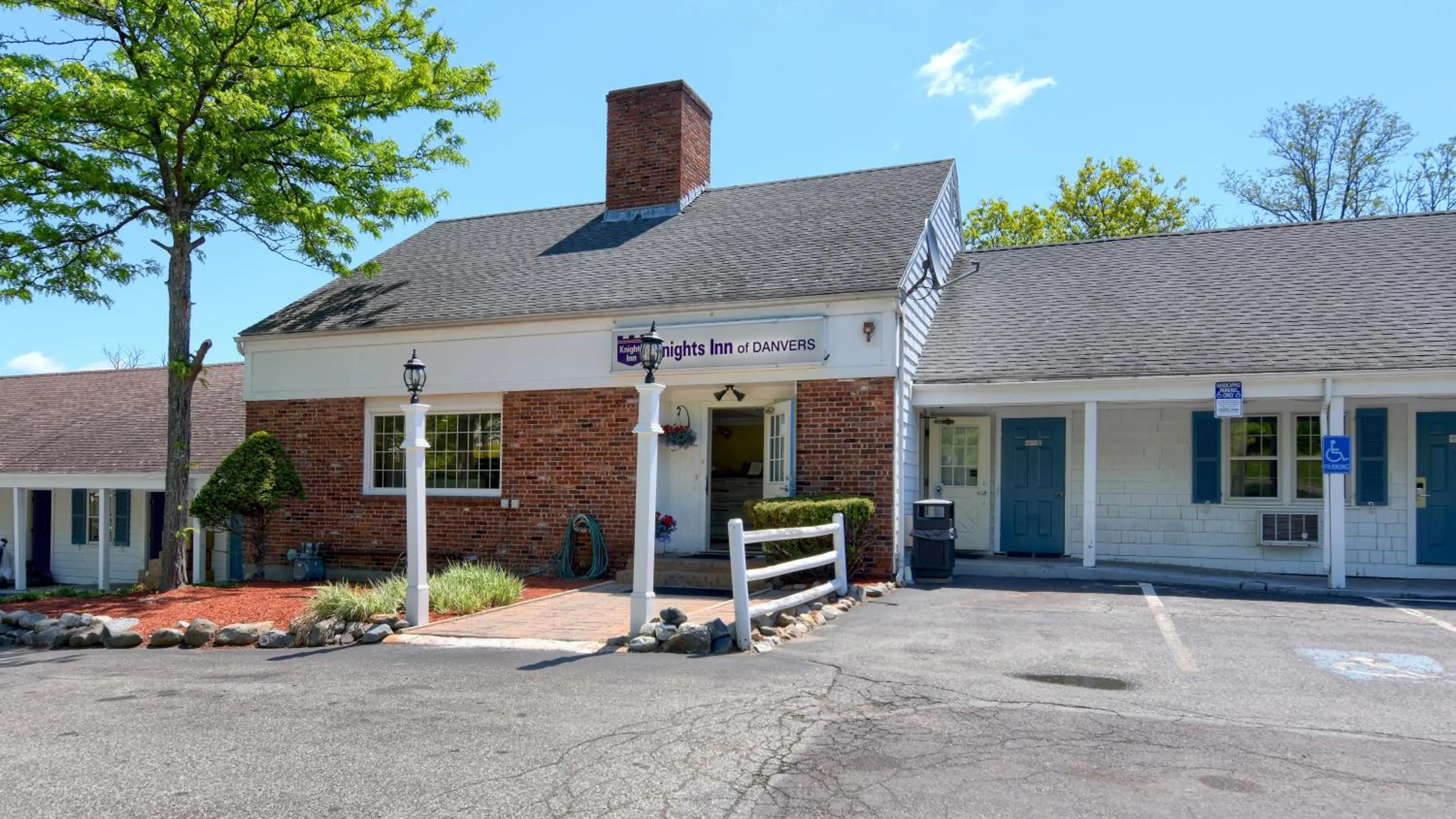 Property building in Knight's Inn Boston/Danvers