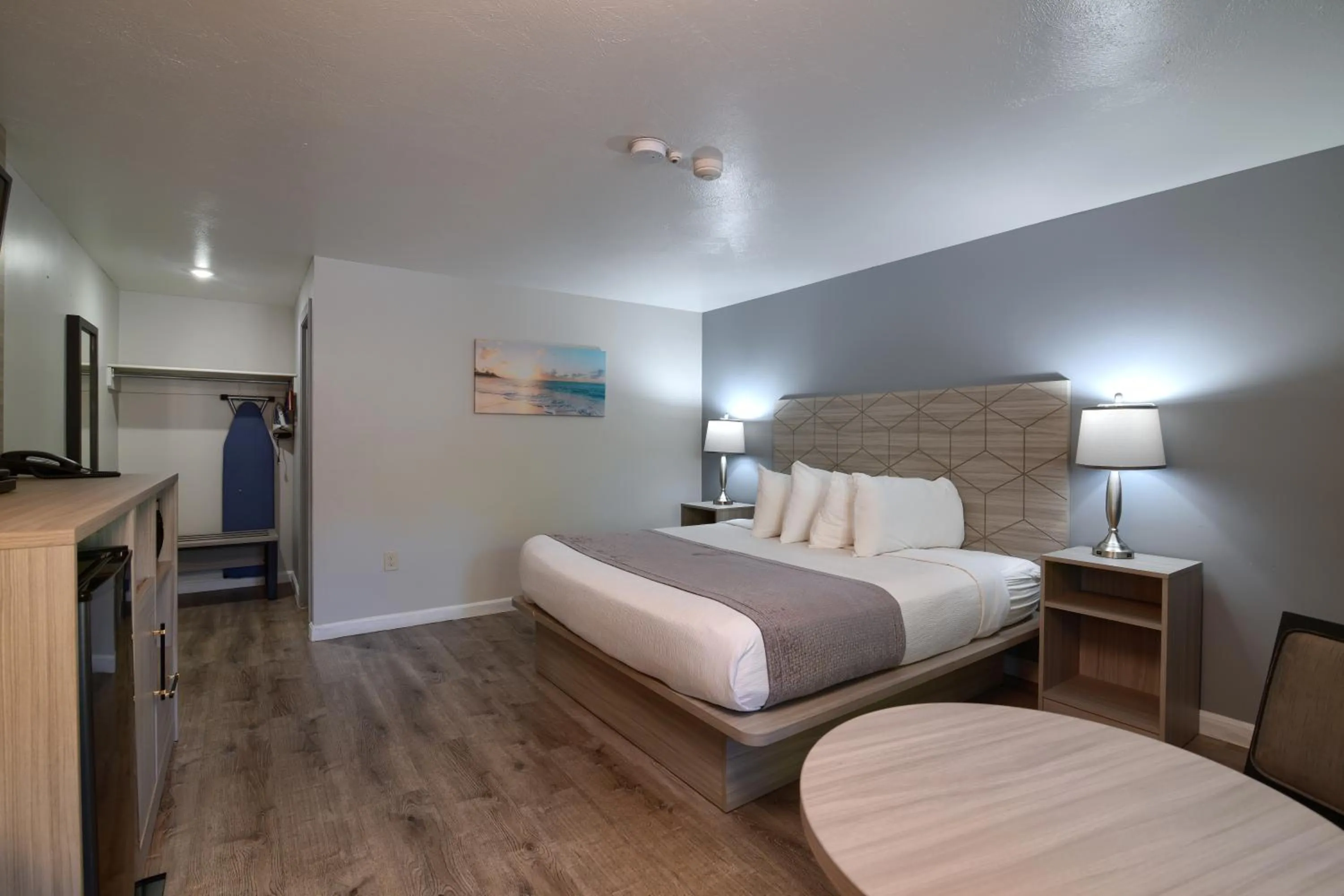 Bed in Knight's Inn Boston/Danvers