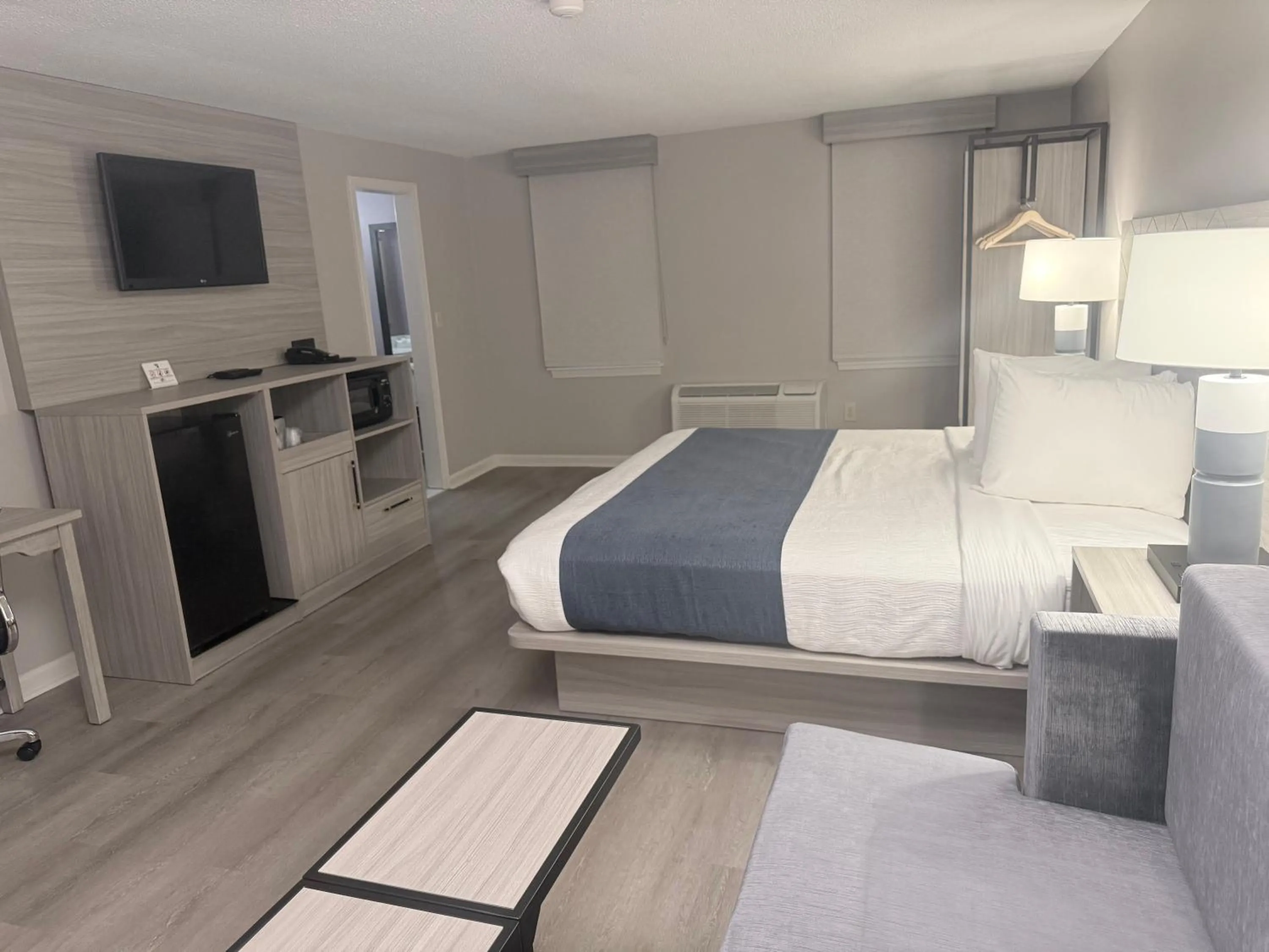 Bed in Knight's Inn Boston/Danvers