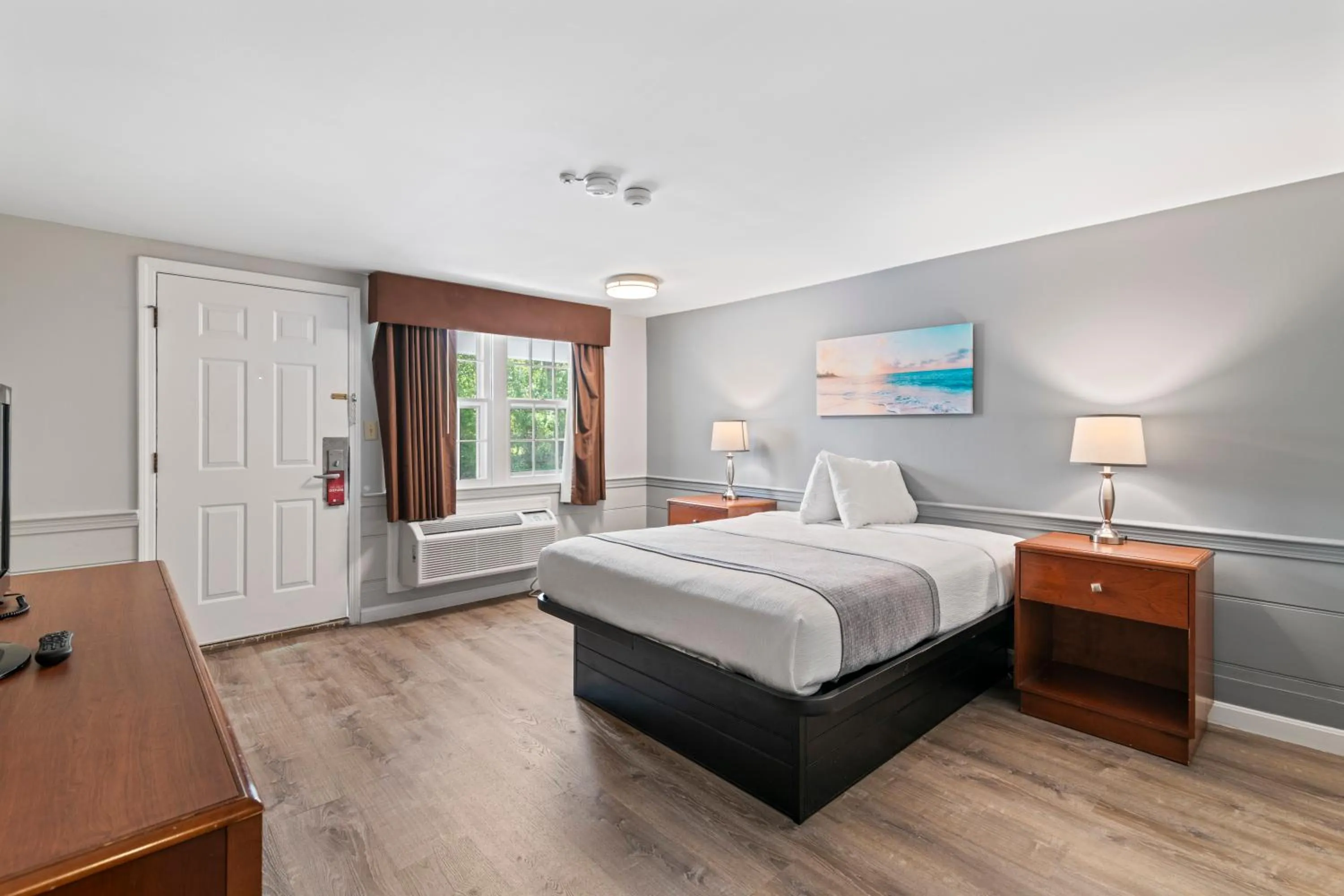 Bedroom, Bed in Knight's Inn Boston/Danvers